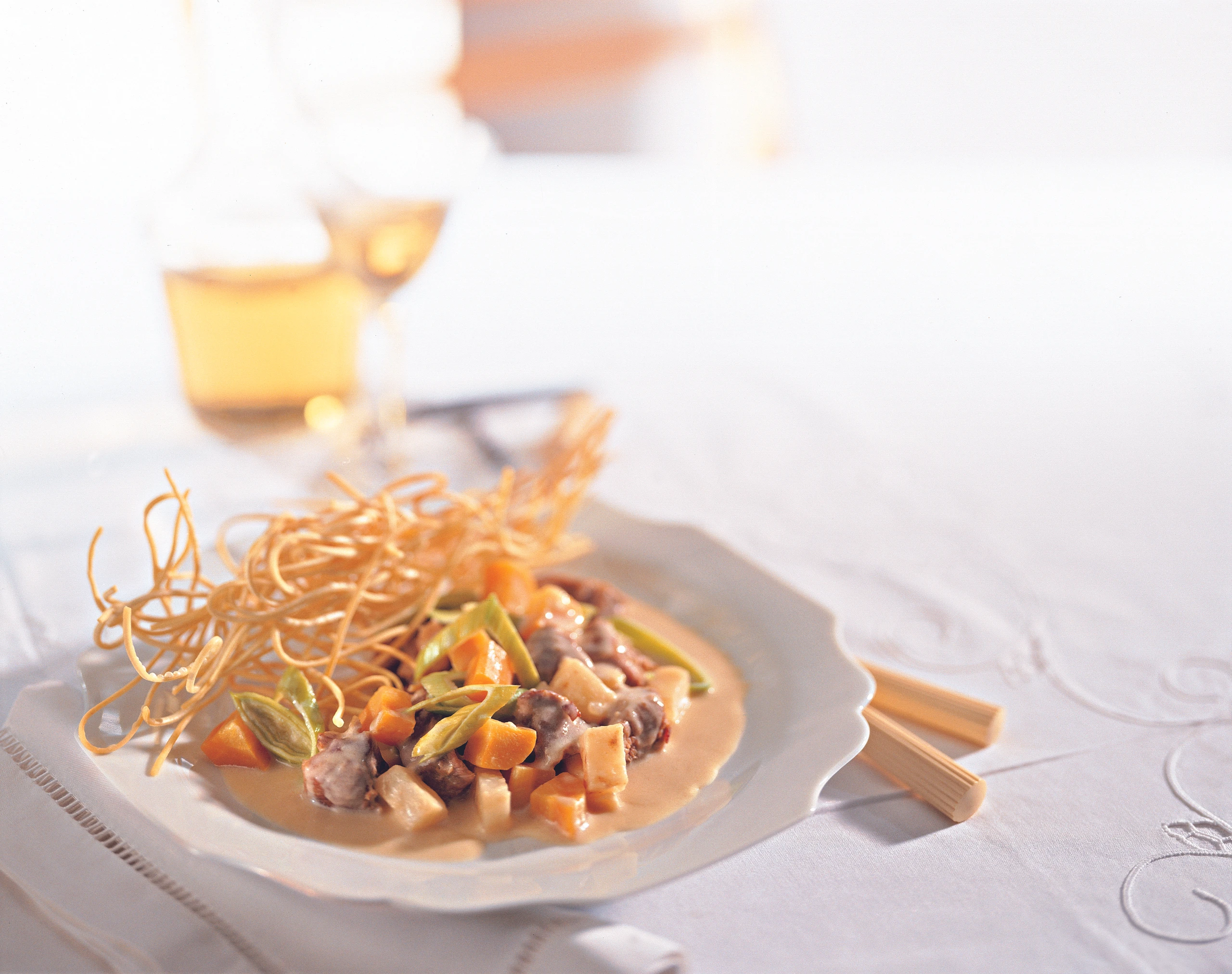 Eingemachtes Kalbfleisch mit gebackenen Nudeln