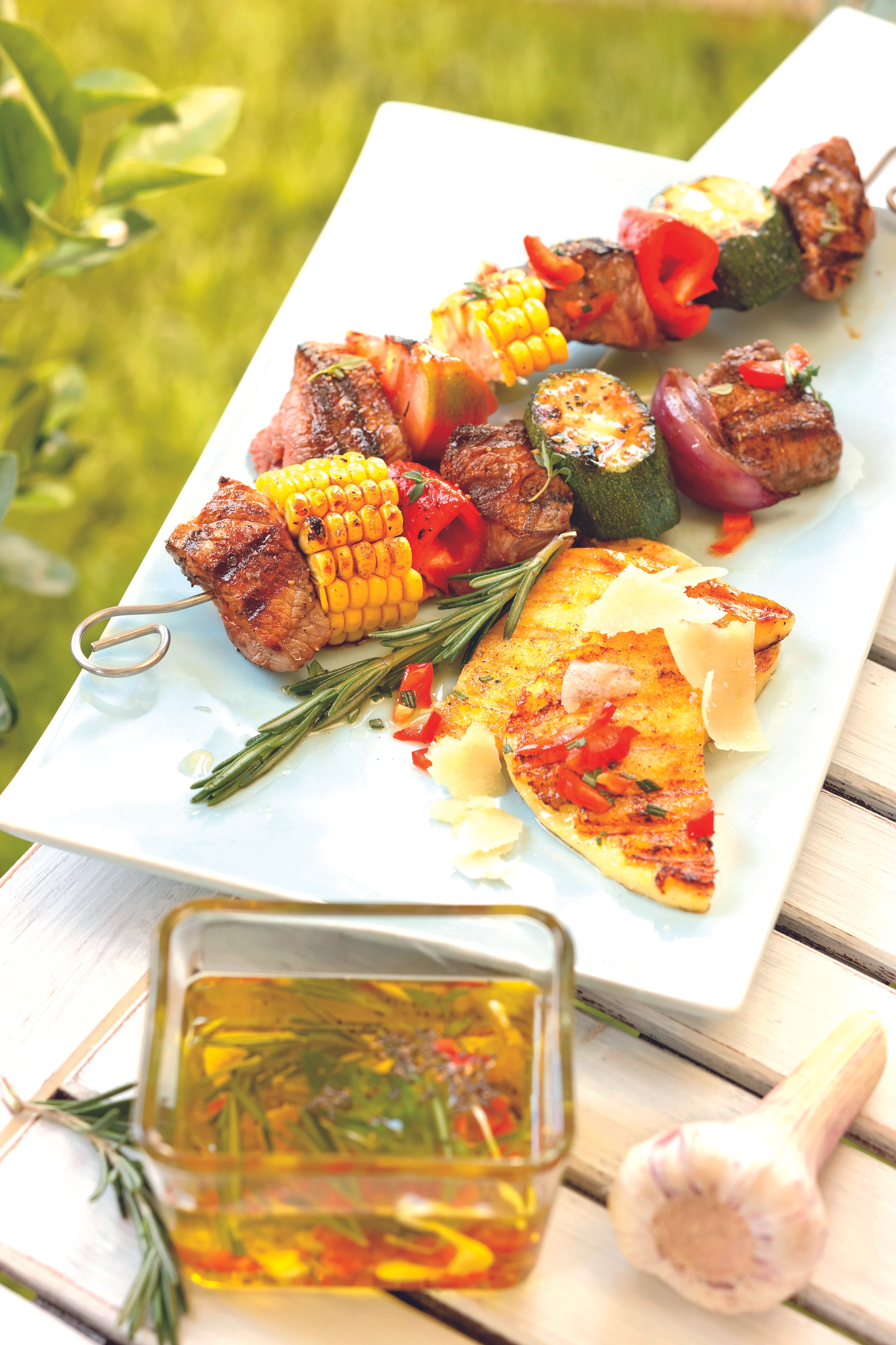 Mediterrane Rindfleisch-Gemüse-Spieße mit Polenta