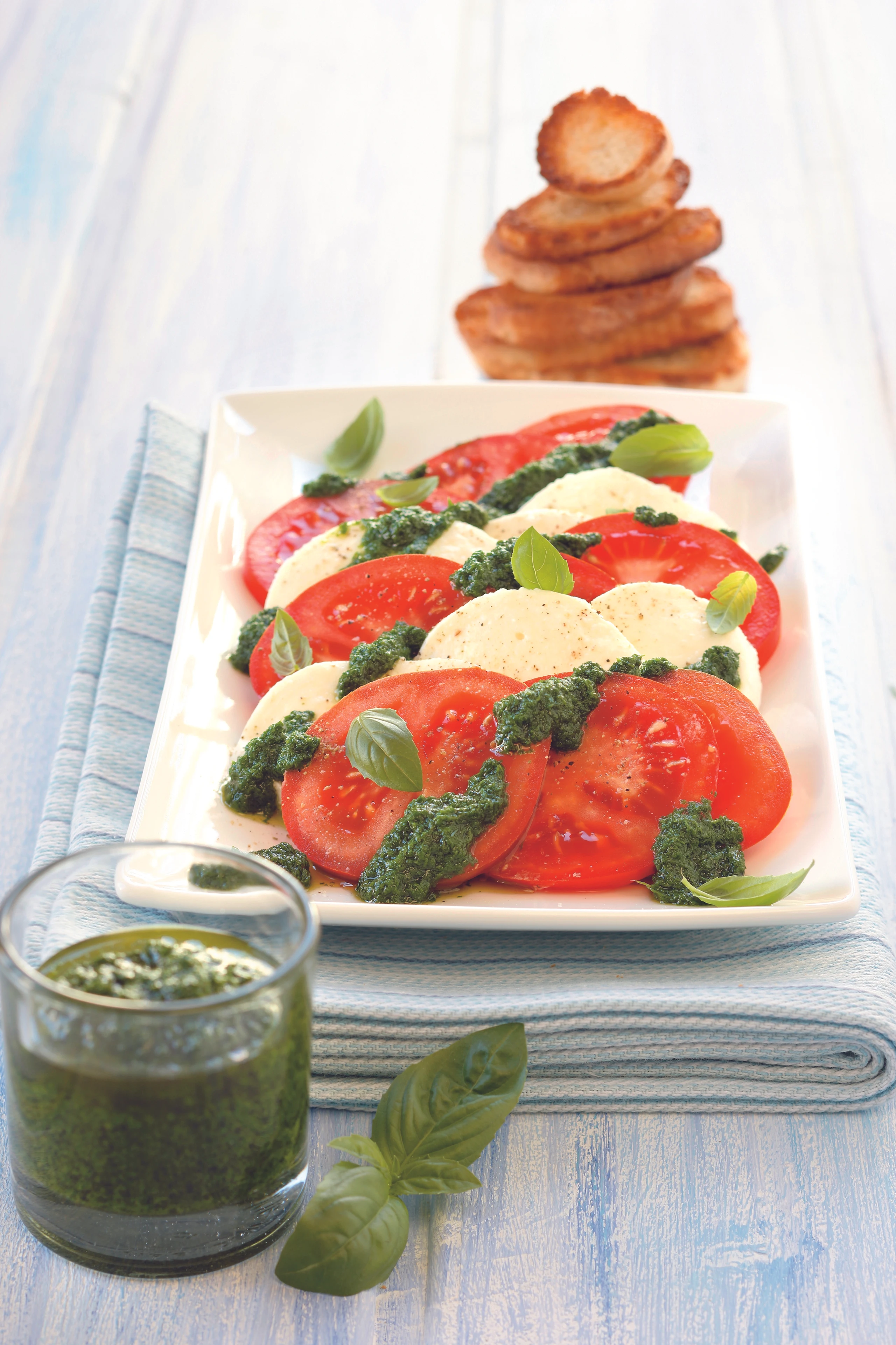 Mozzarella à la Caprese mit Paradeisern und Pesto