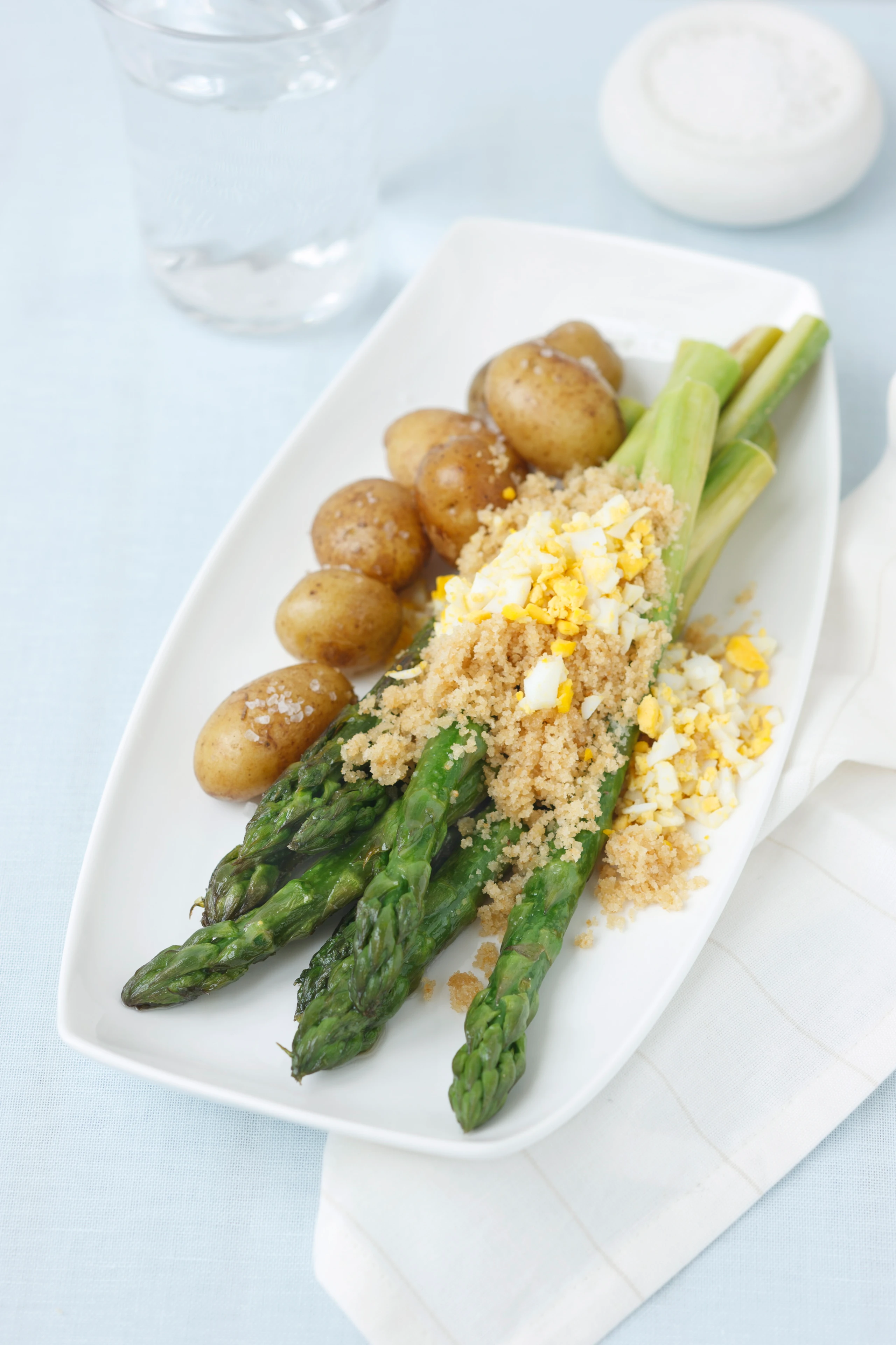 Grüner Spargel mit Butterbröseln