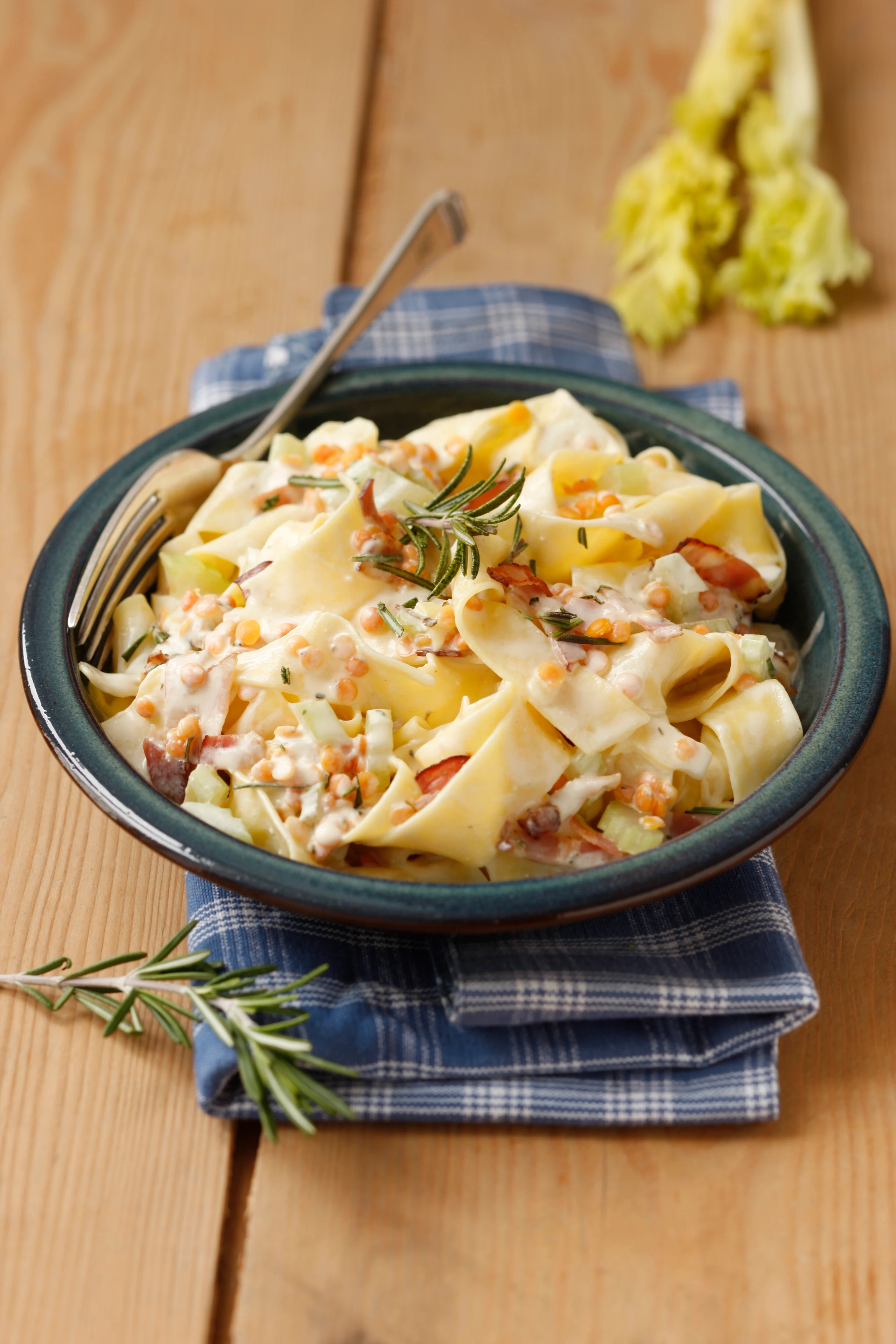 Cremige Pappardelle mit Linsen und Speck