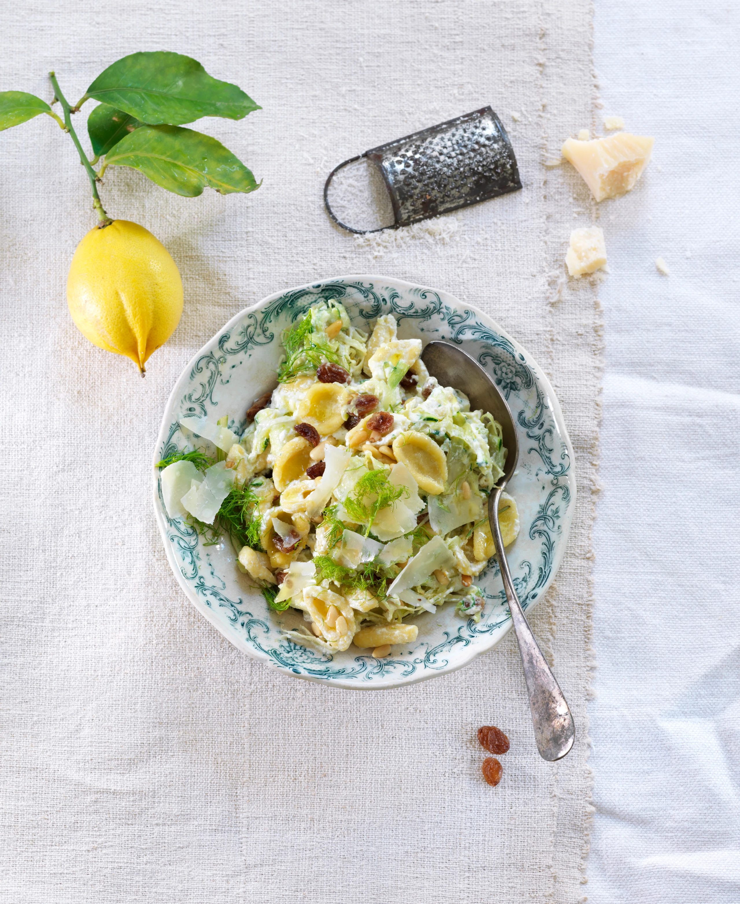 Handgemachte Orecchiette mit Fenchel und Zucchini