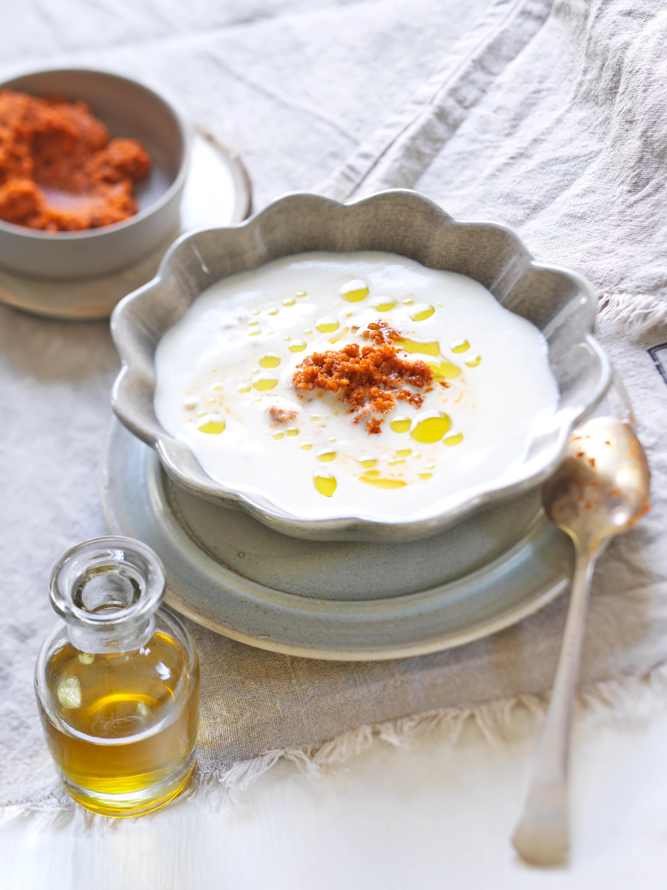 Kalte Mozzarellasuppe mit rotem Pesto