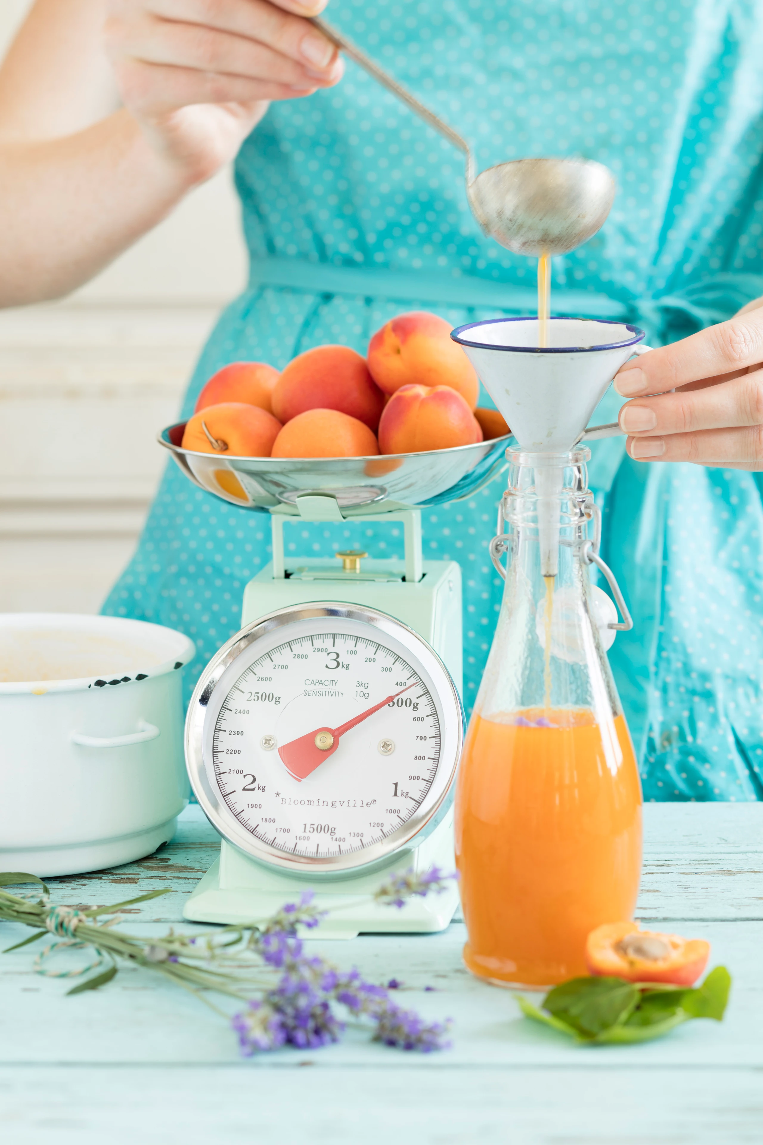 Marillen-Honig-Likör mit Lavendel