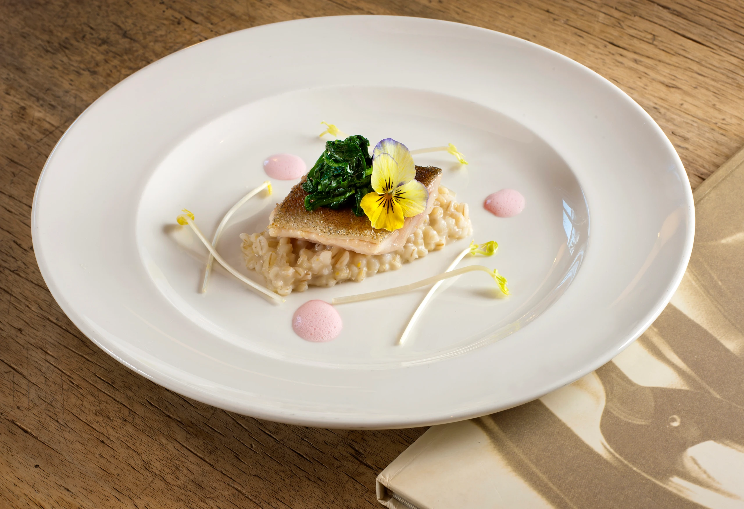 Huchenfilet auf Rollgerste mit Brennnesseln