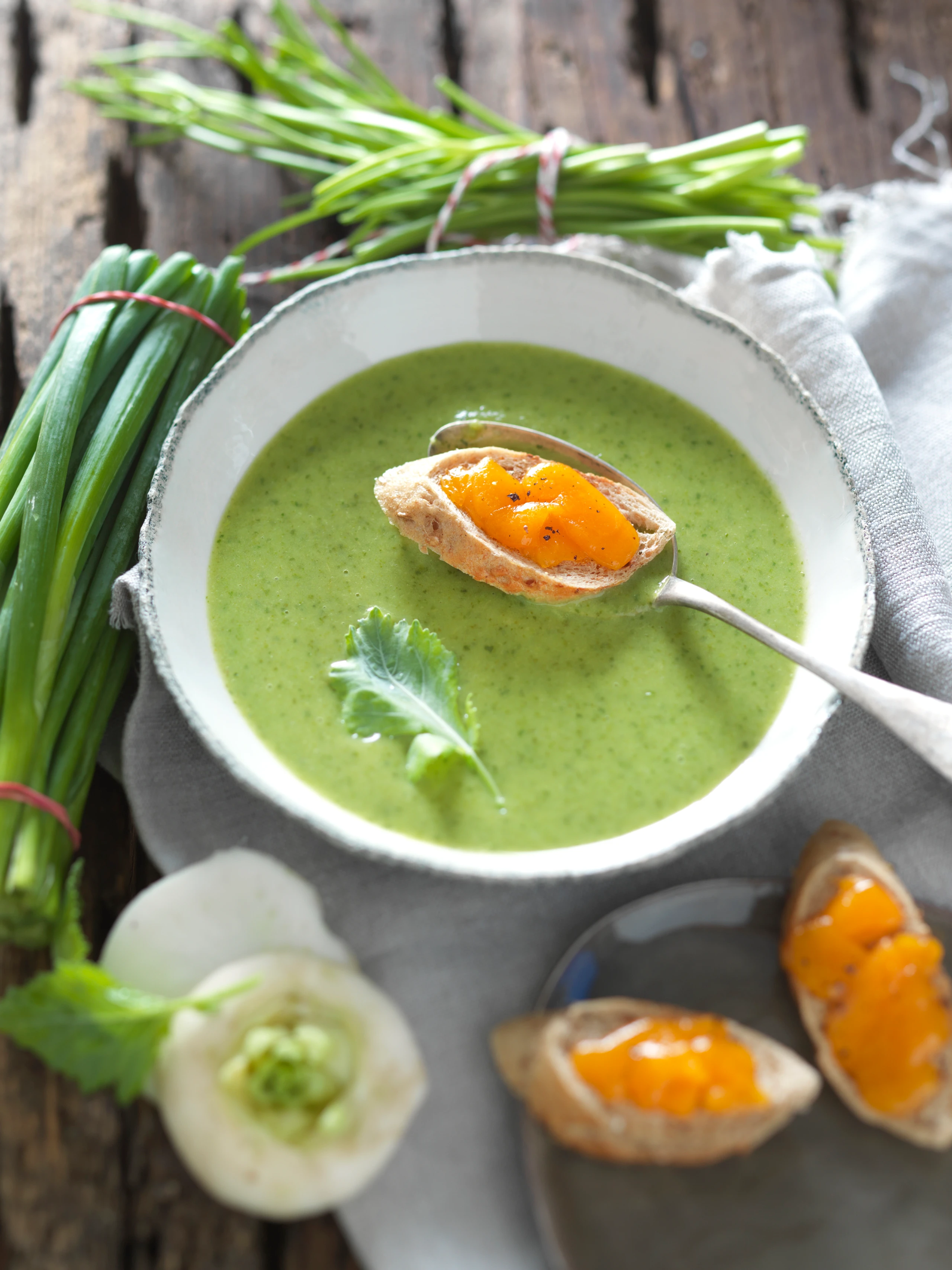 Stängelsuppe mit Käse-Croûtons