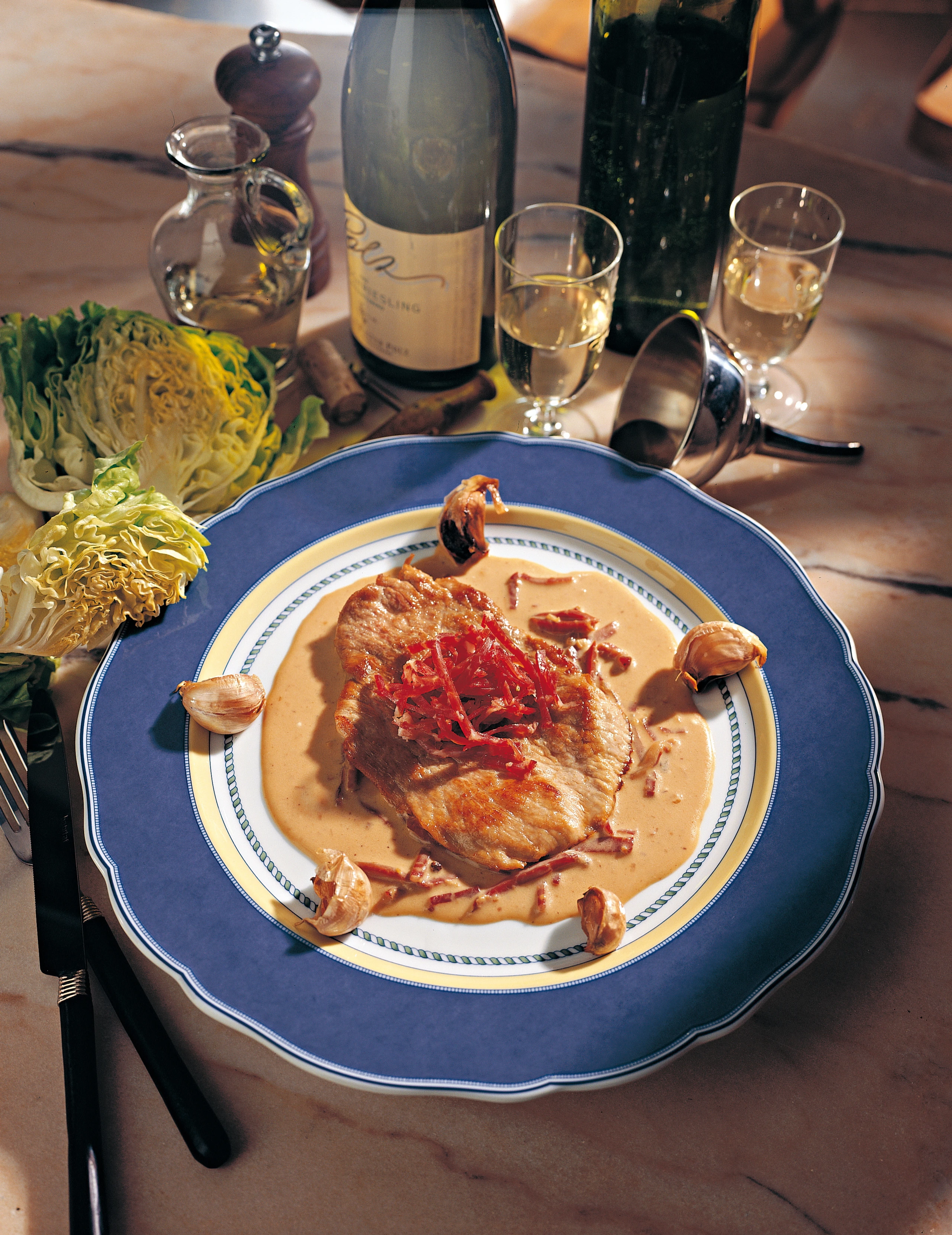 Schweinsschnitzel mit Knoblauch, Rohschinken und Erdäpfel-Gnocchi