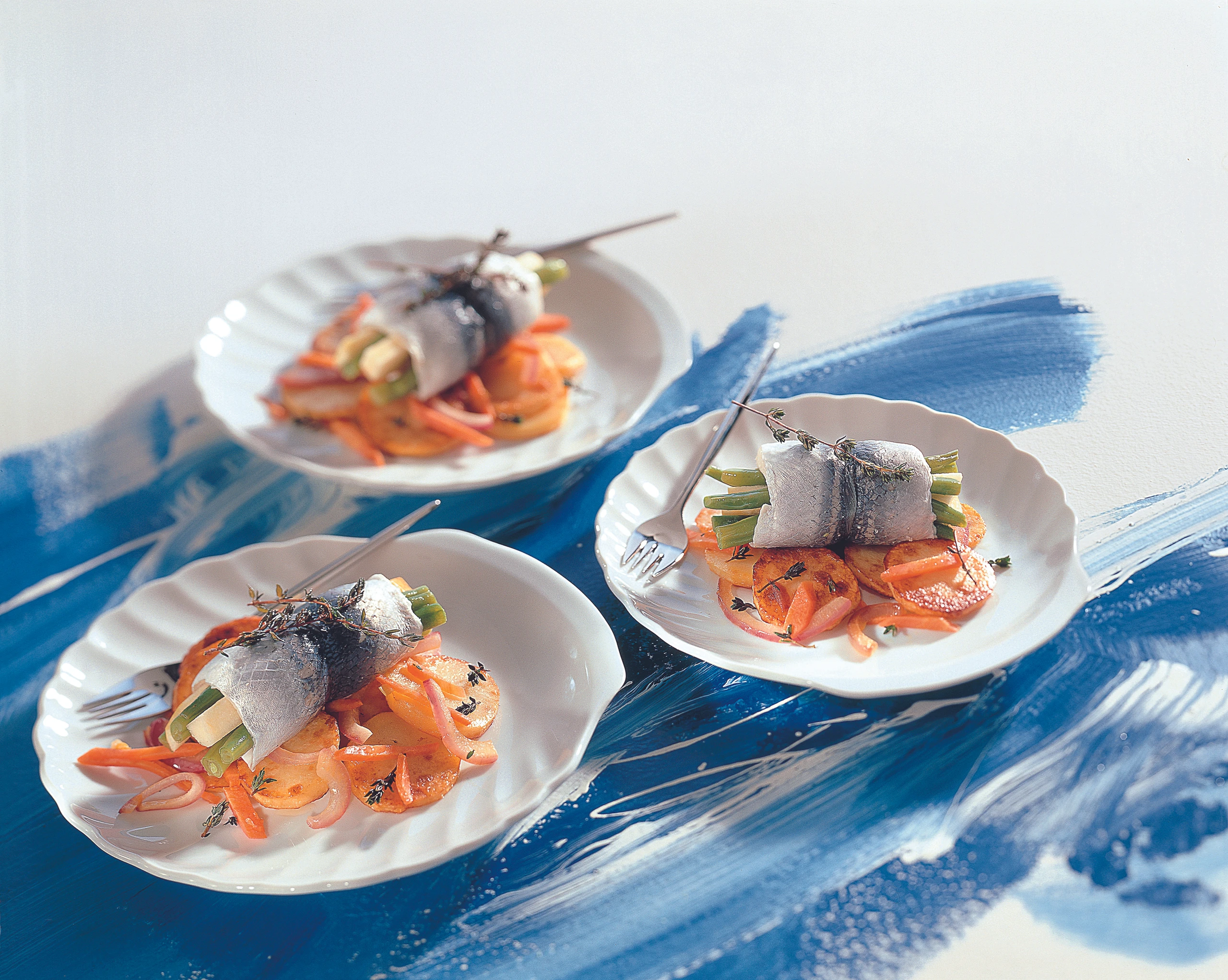 Russenröllchen auf Erdäpfel-Karotten-Gröstel