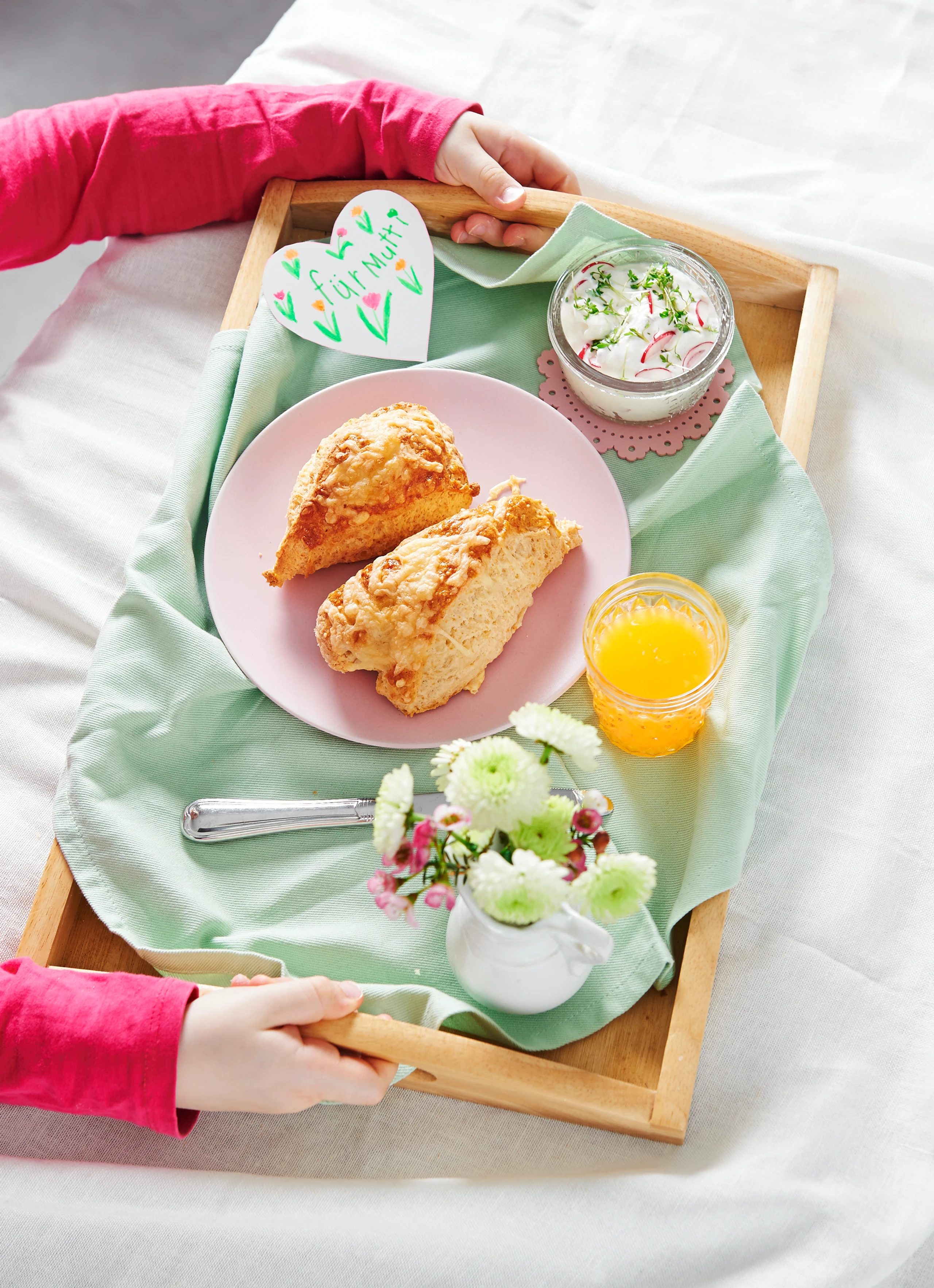 Selbstgebackenes Käseweckerl mit Radieschen-Aufstrich