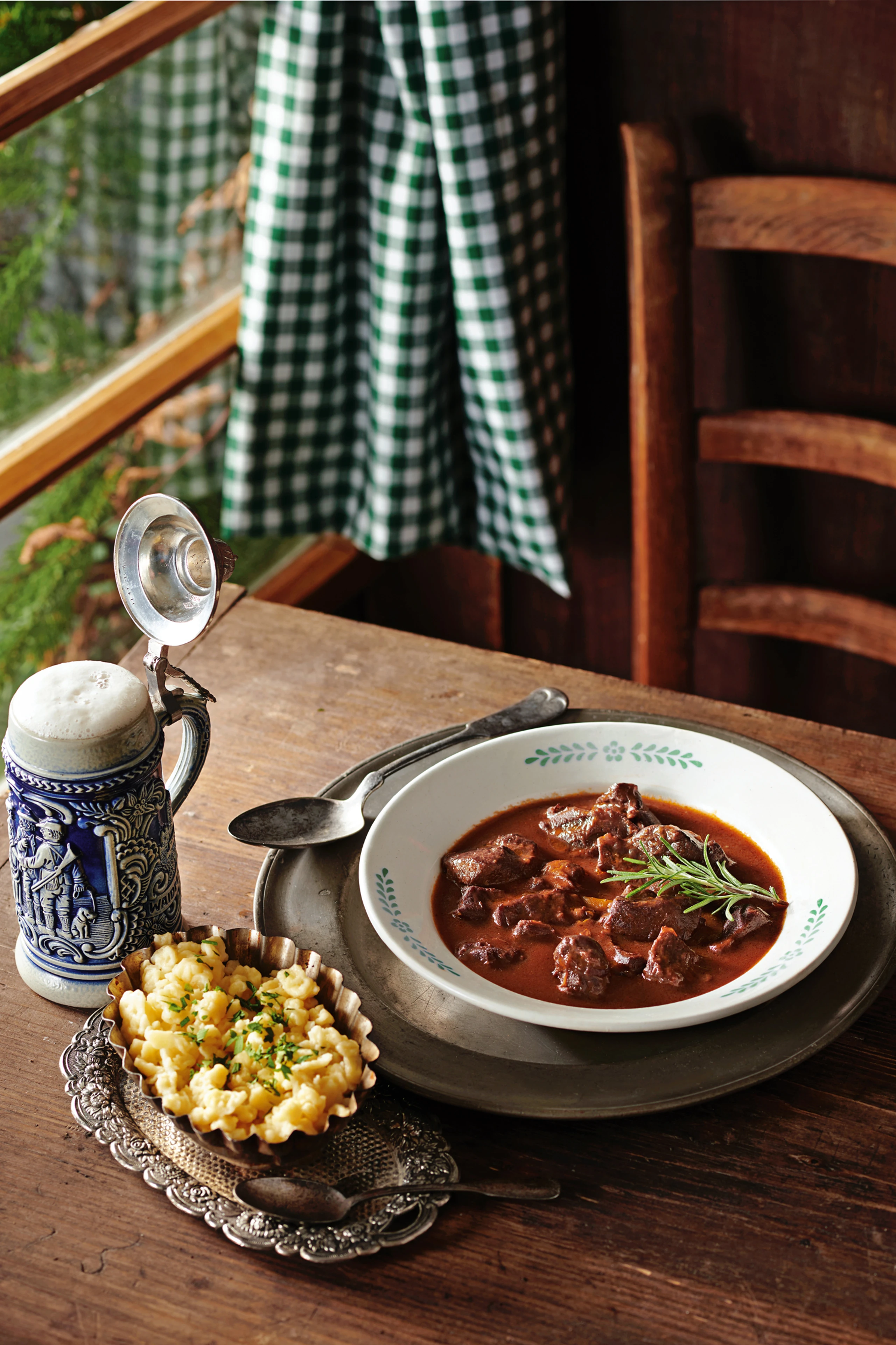 Gamsragout mit Spätzle