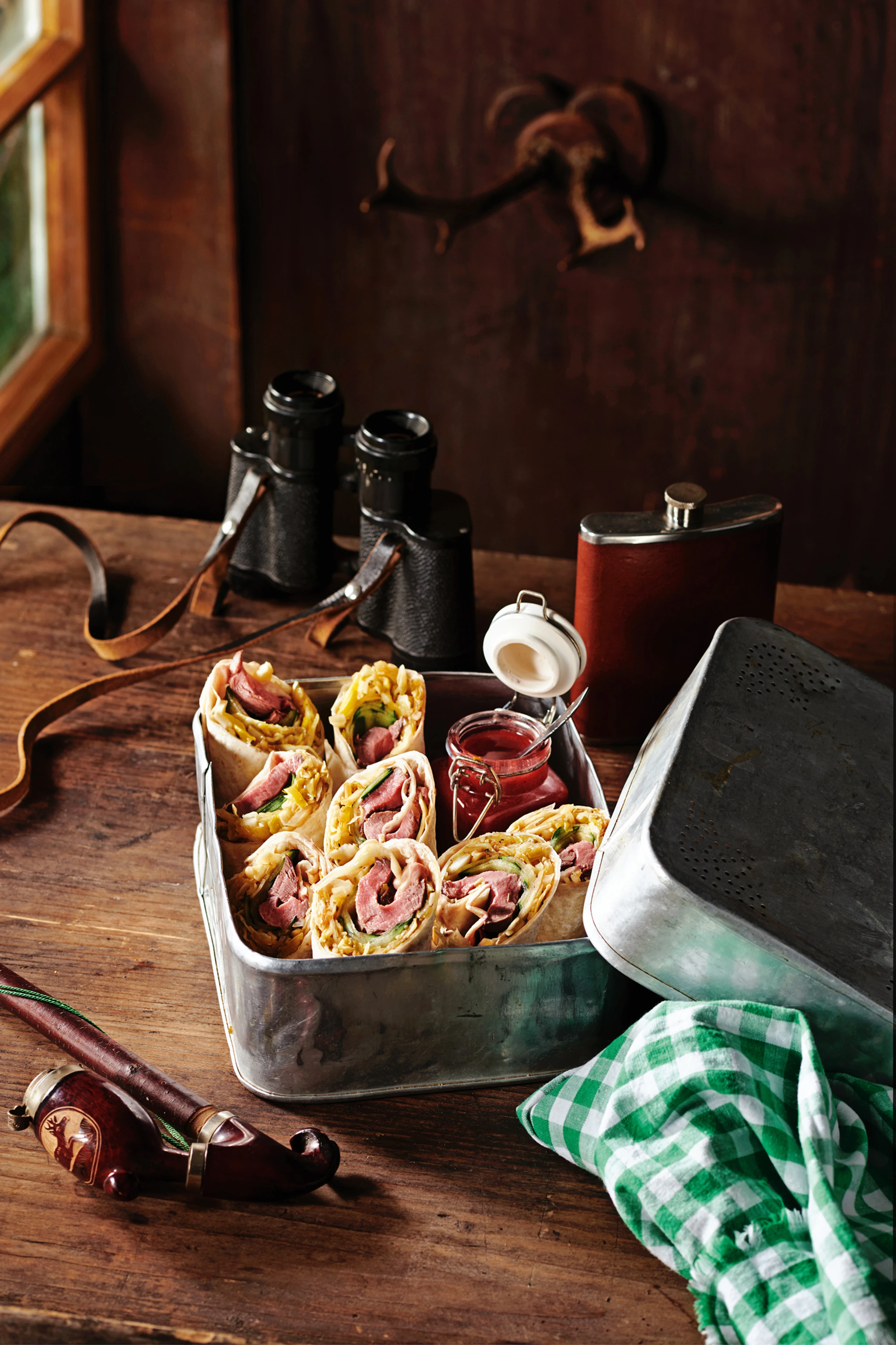 Rehfilet-Wrap mit Preiselbeer-Hagebuttensauce