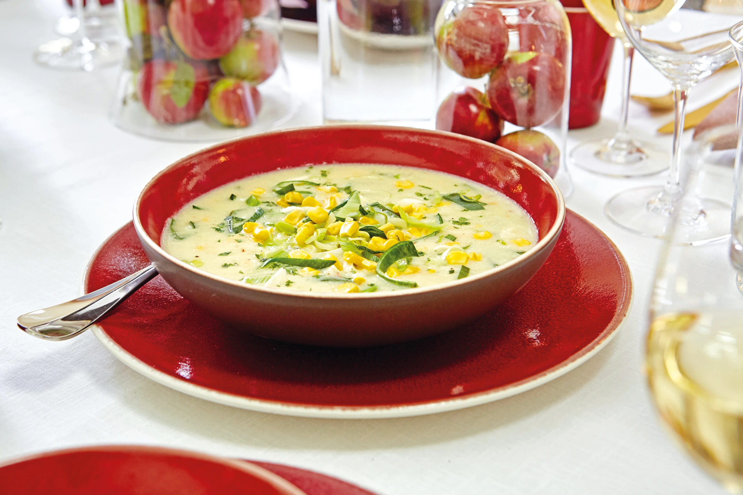 Erdäpfelsuppe mit Mais und Lauch