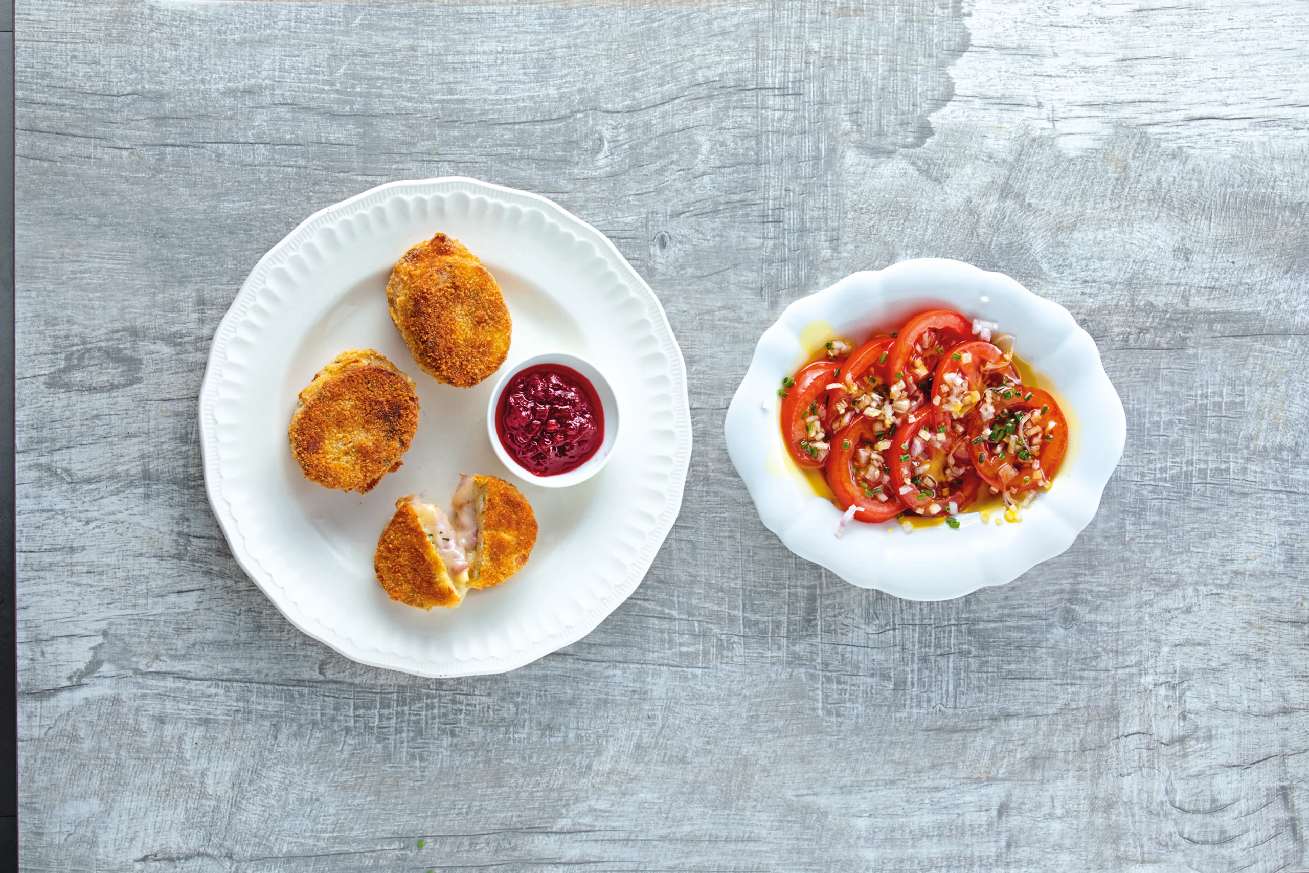 Knödel-Cordon-bleu mit Paradeissalat