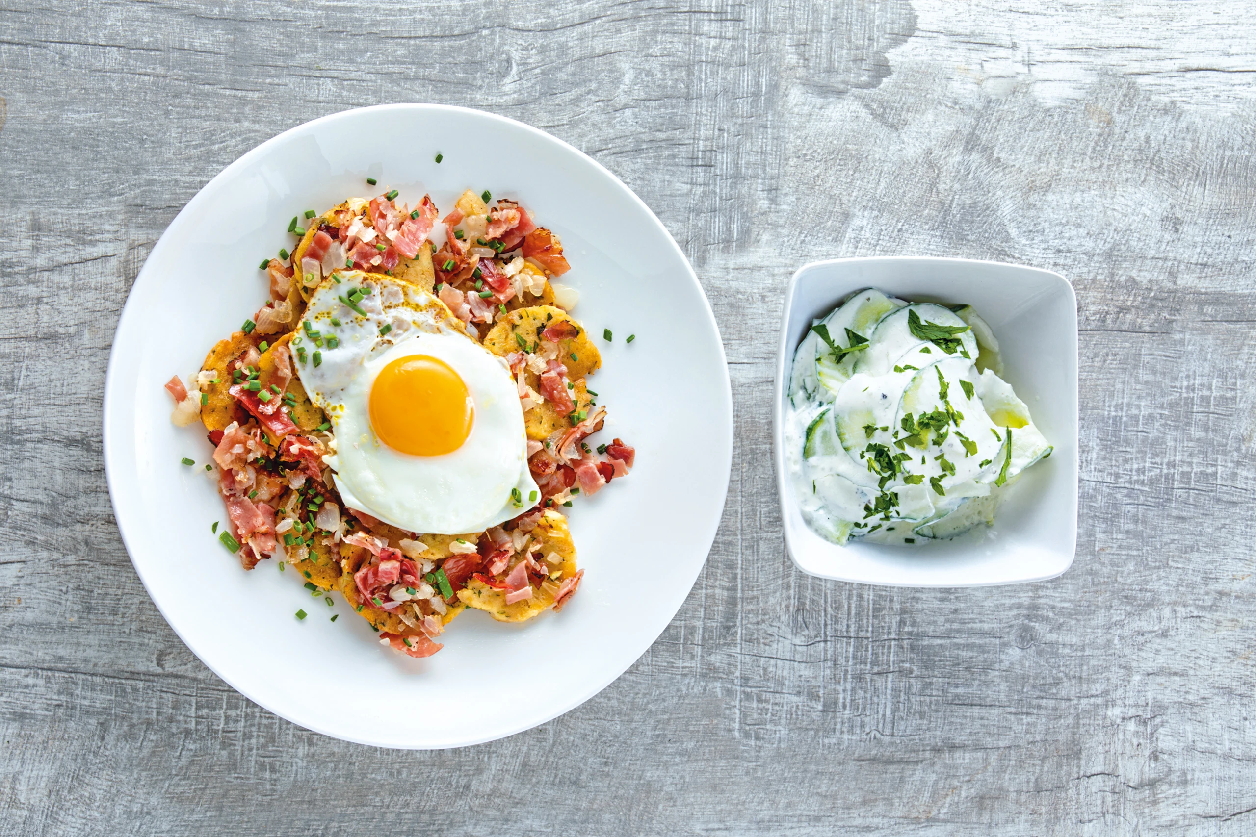 Knödelgröstl mit Gurken-Rahm-Salat