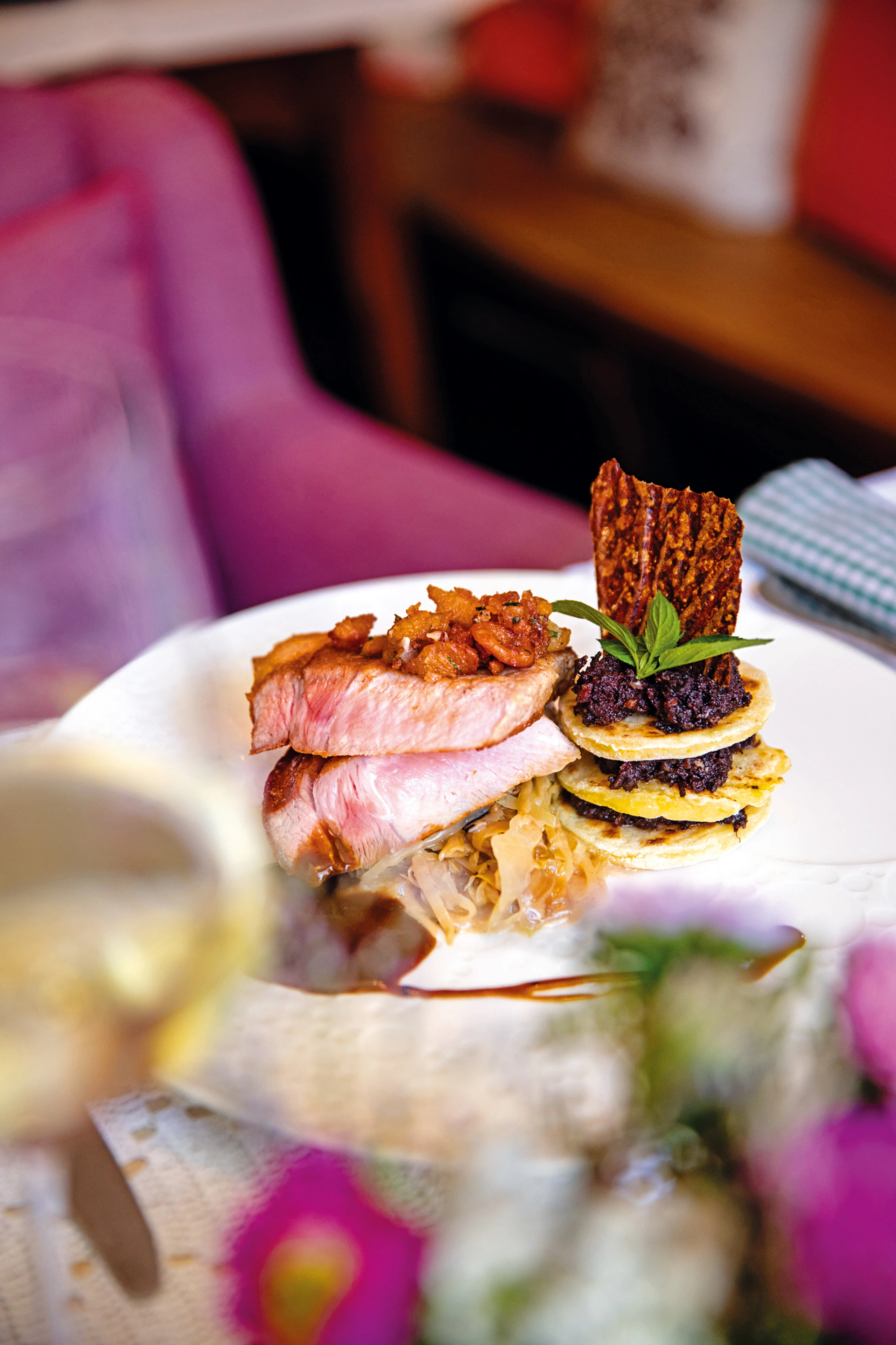 Schweinssteak mit Kümmelsafterl und Blunzen-Lasagne