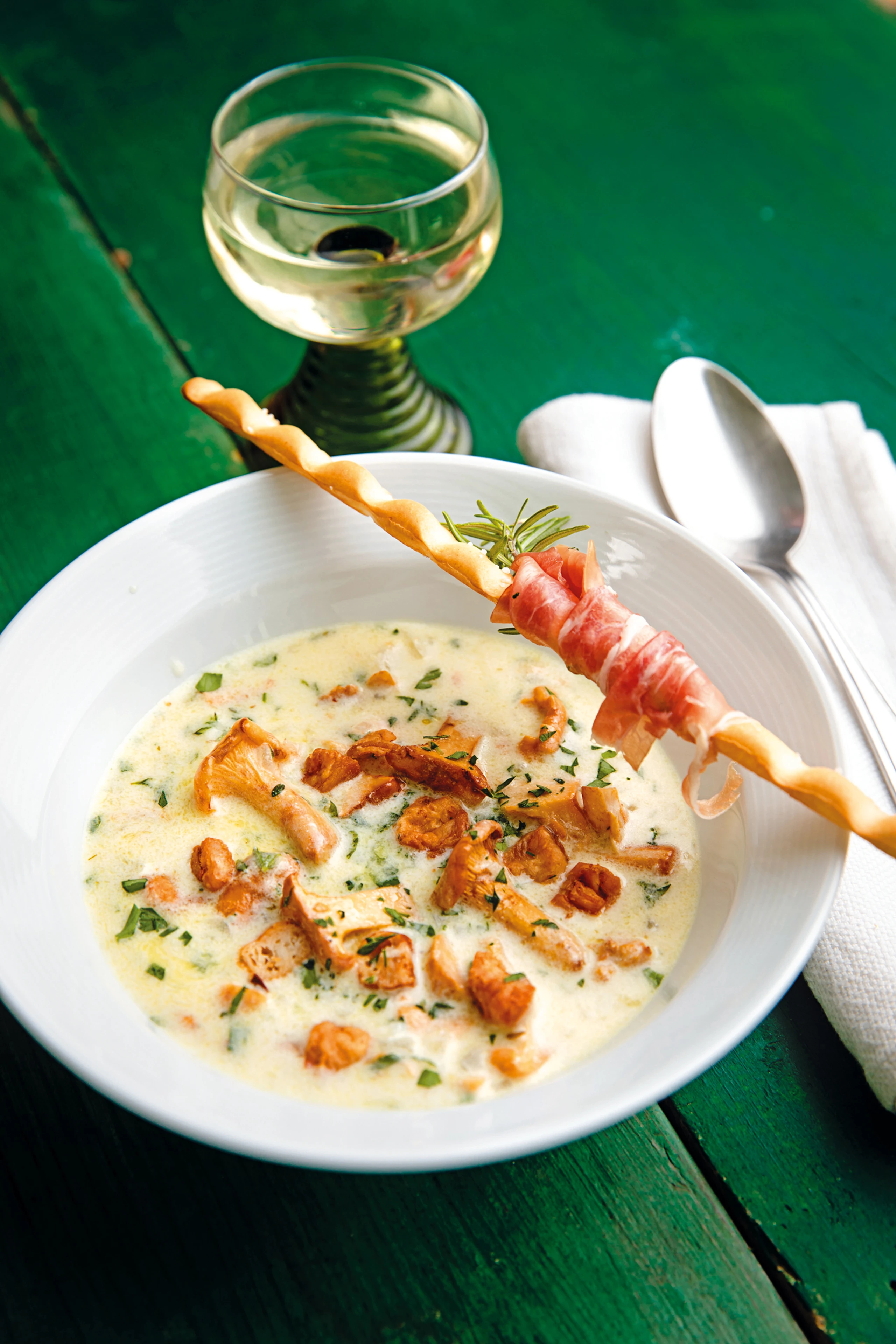 Eierschwammerlsuppe mit Grammeln und Schinken-Grissini