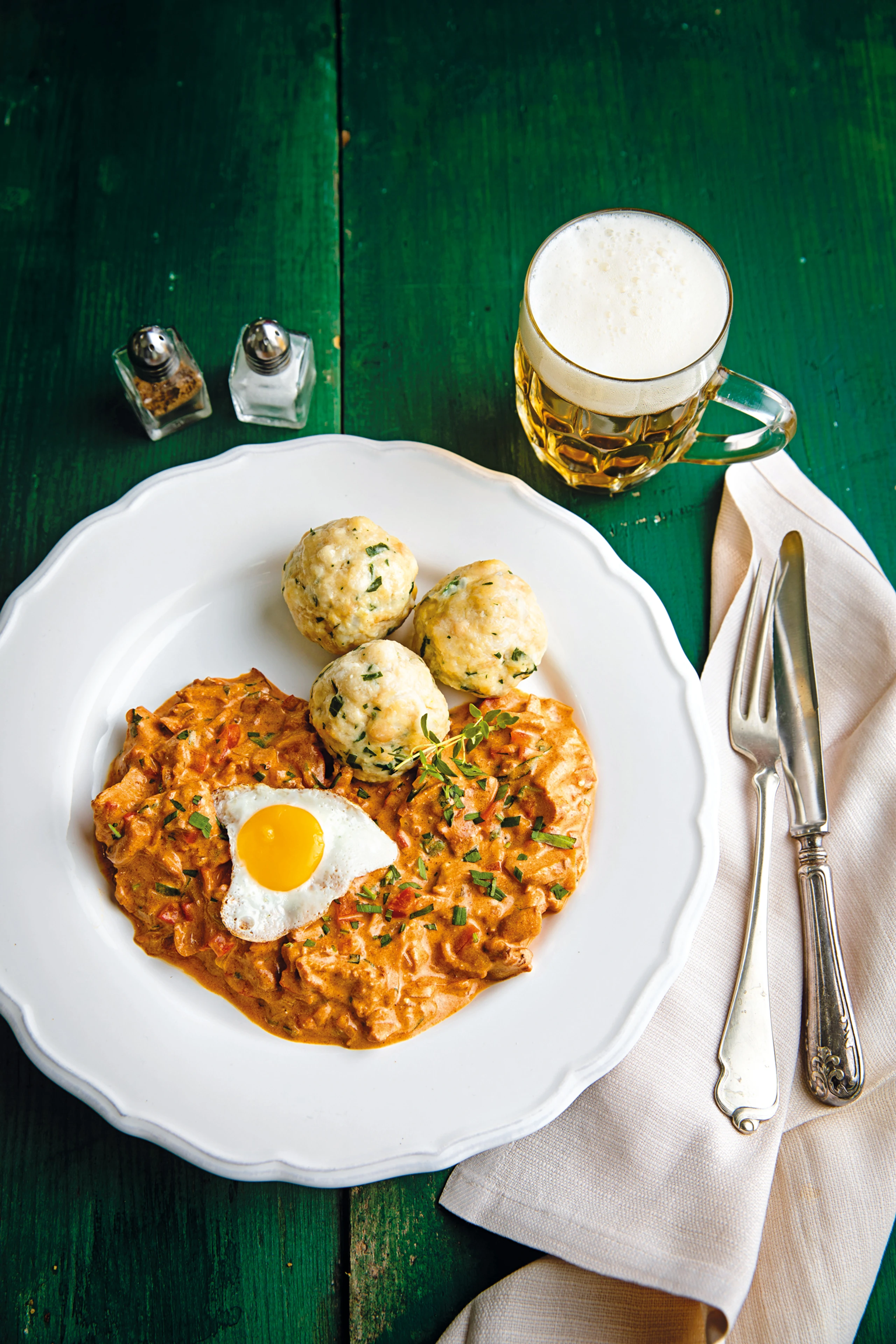 Eierschwammerlgulasch mit Semmelknödeln und Wachtelei