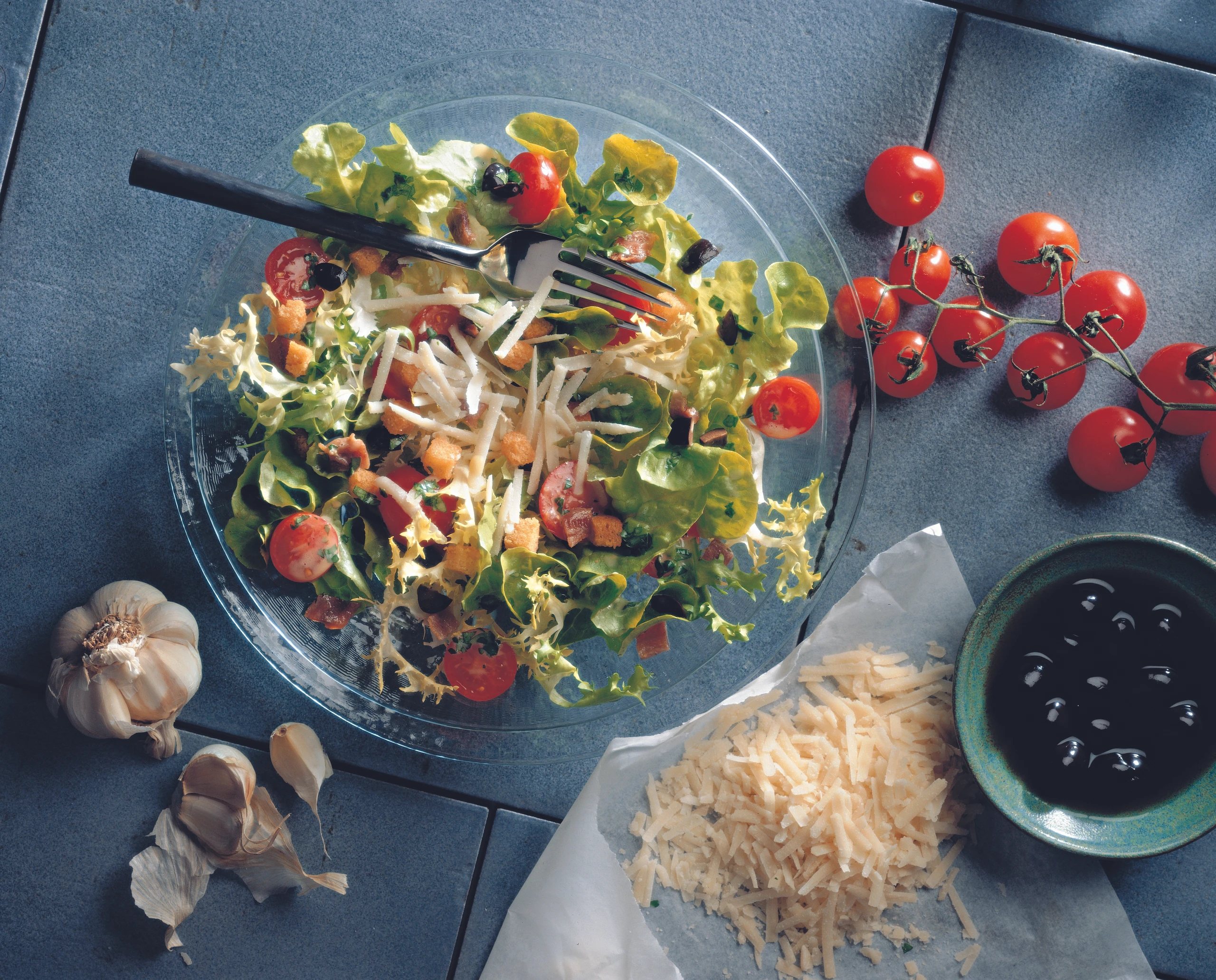 Mittelmeer-Salat mit Sardellen und Oliven