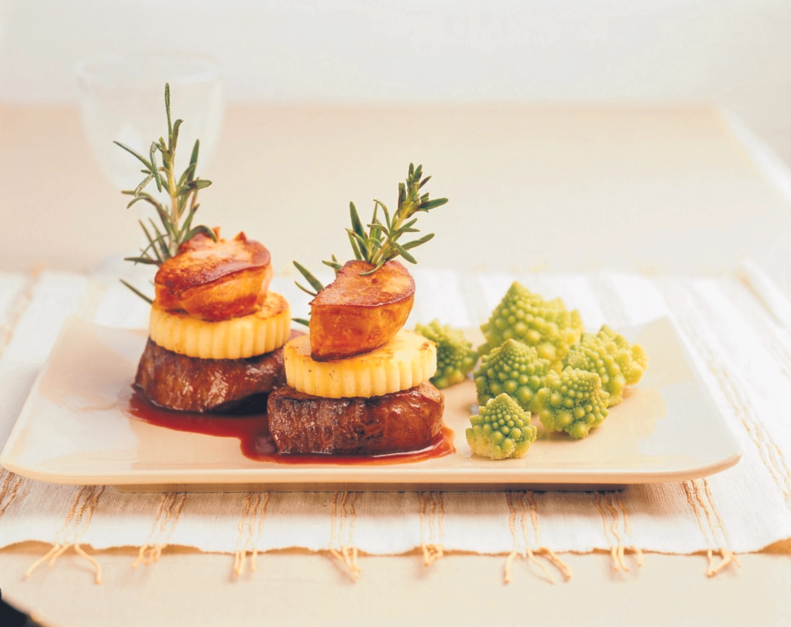 Tournedos mit gebratenen Apfelscheiben und Gänseleber