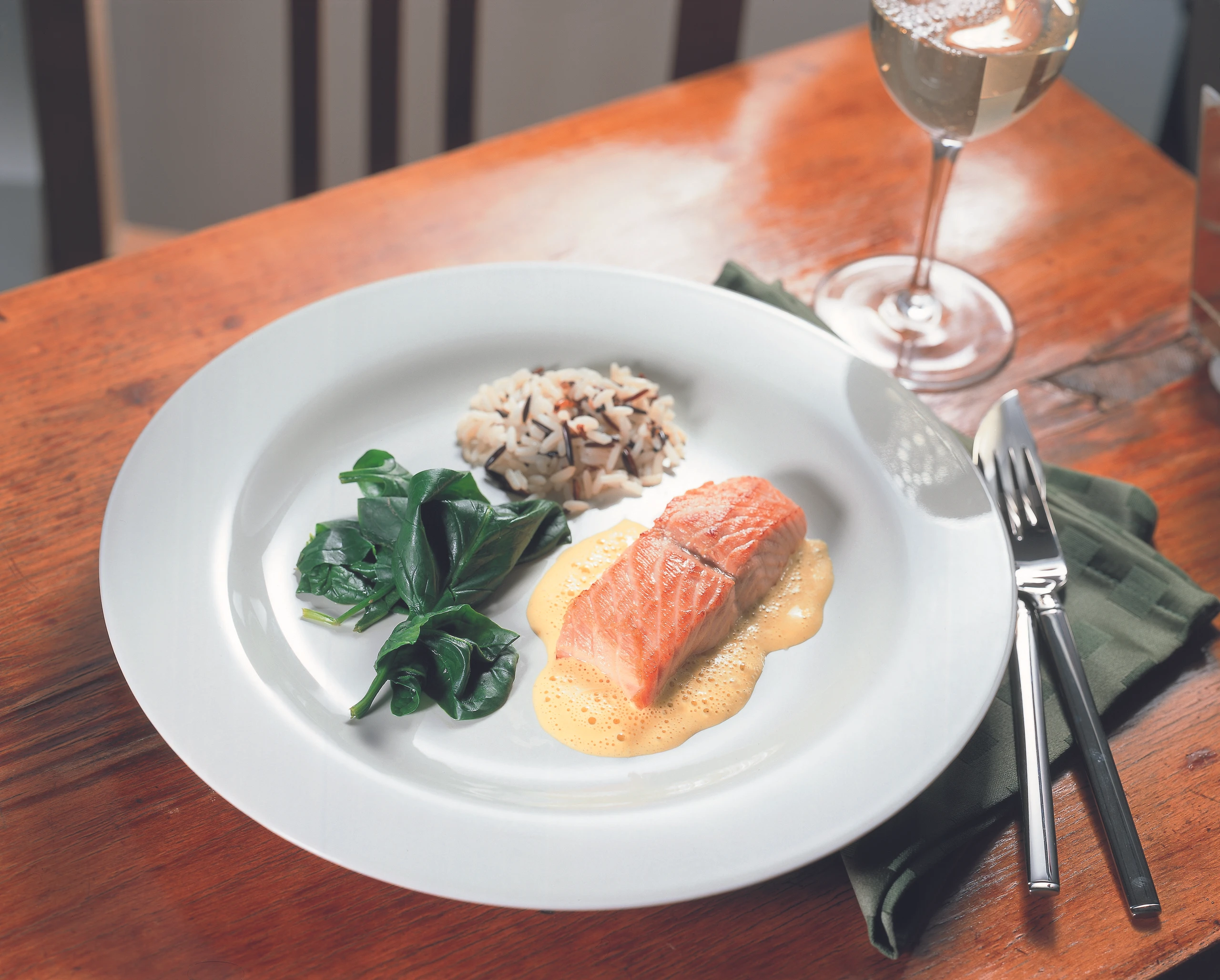 Lachs mit Currysauce auf Blattspinat