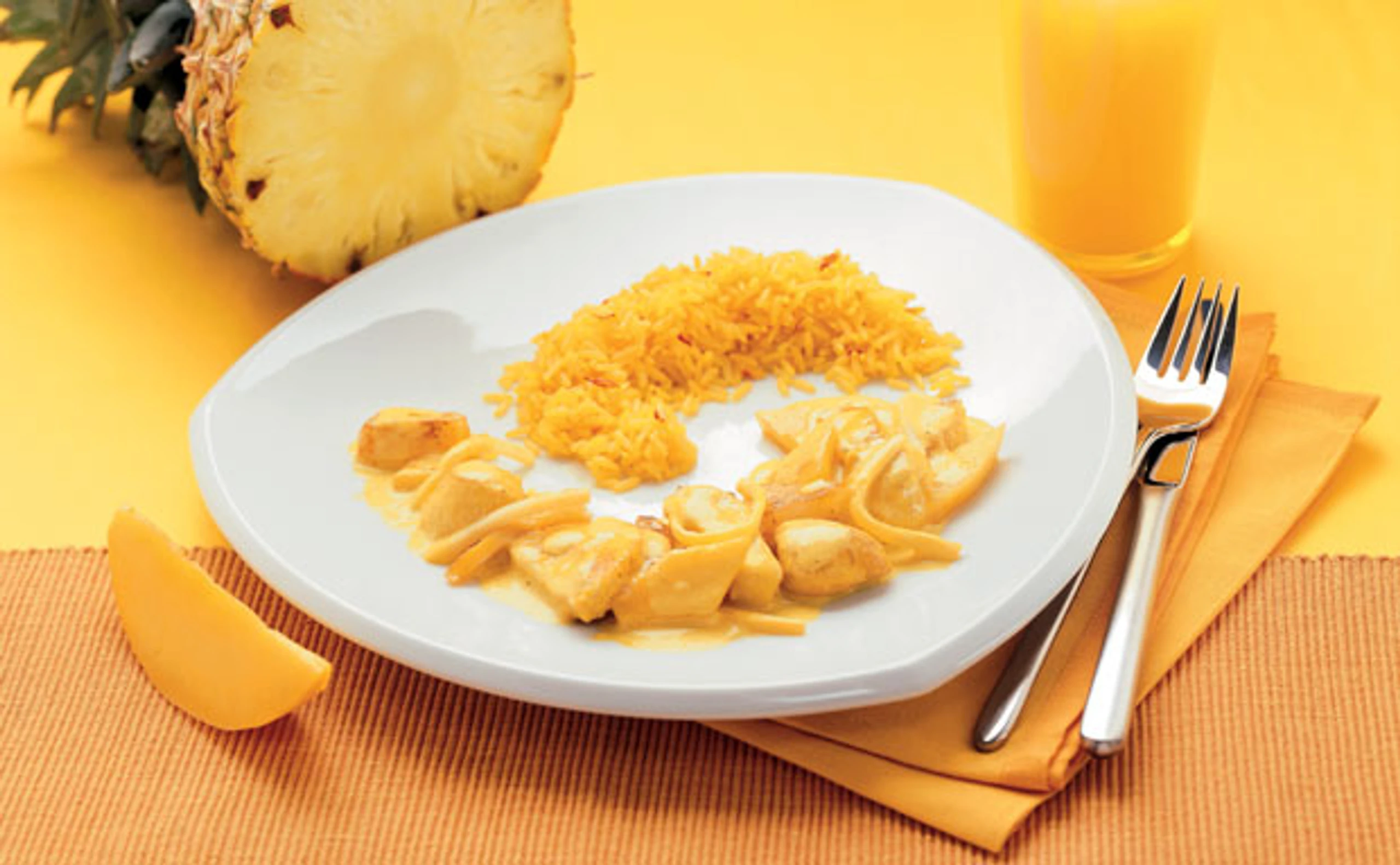 Hühnercurry mit Ananas und Mango auf Safranreis