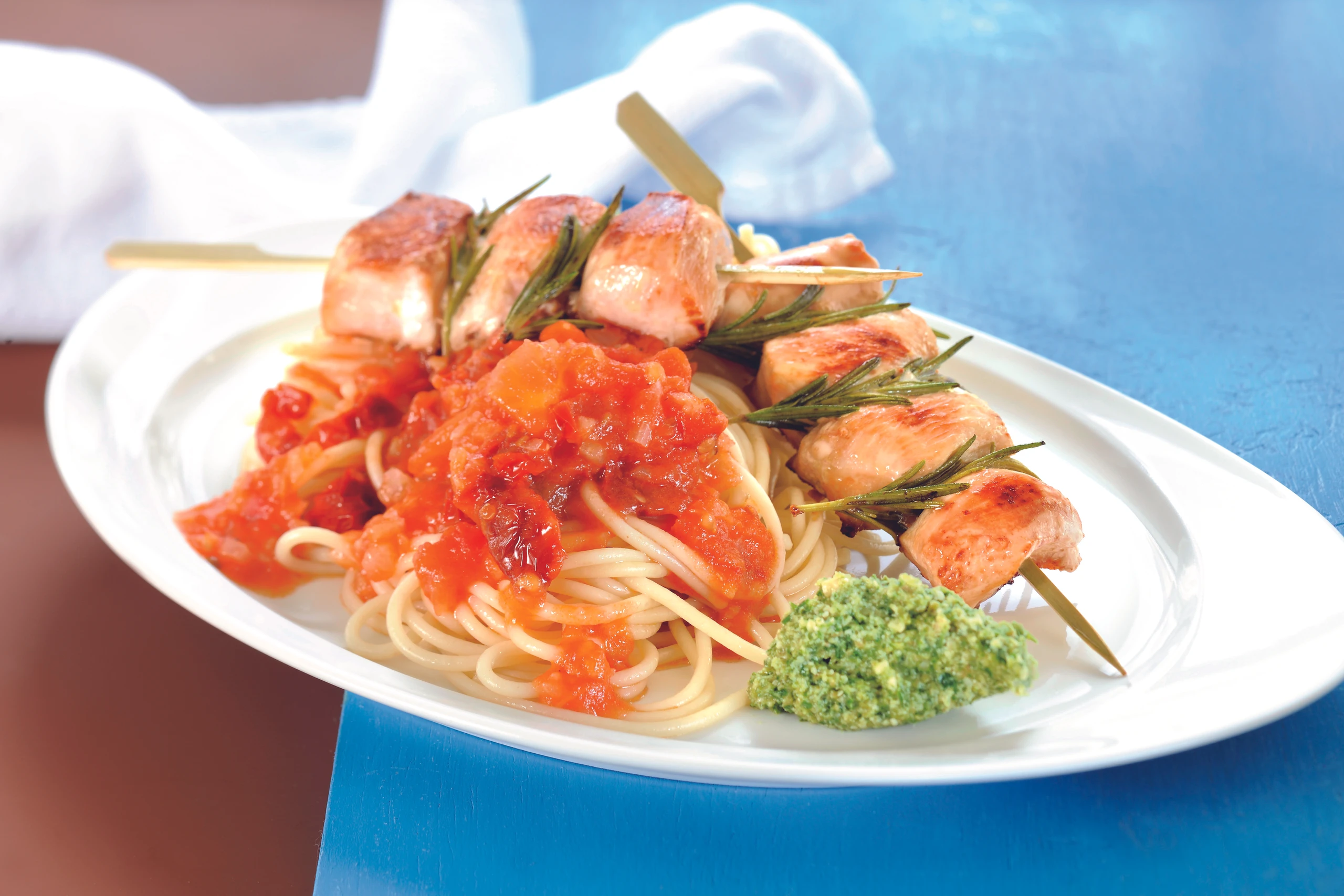 Spaghetti mit Sugo und Hühnerspießchen