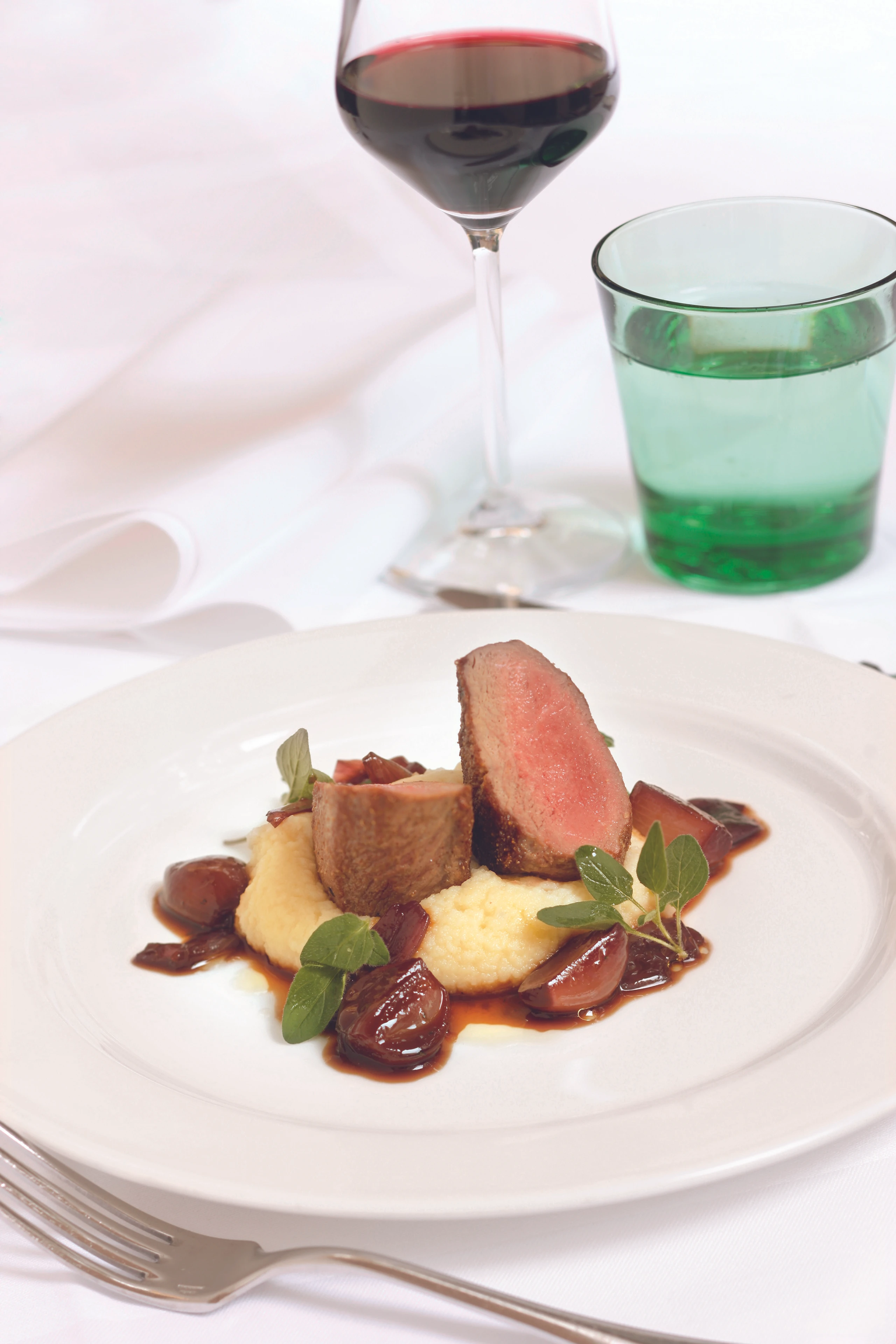 Rehfilets mit Rotwein-Schalotten und Selleriepüree