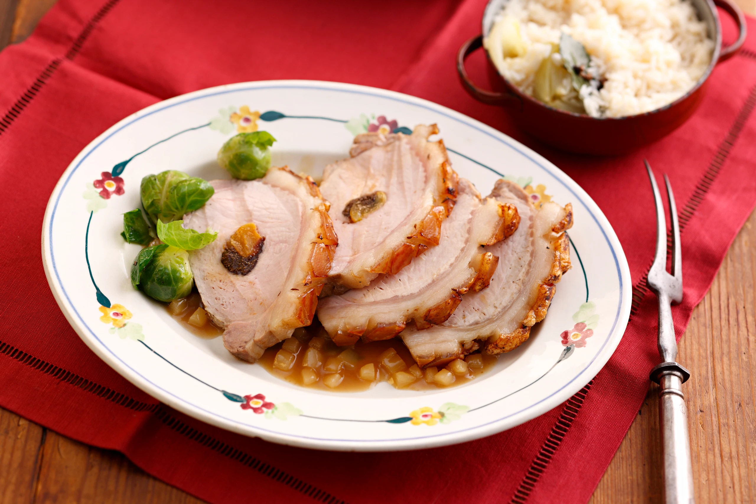 Schweinsbraten mit Dörrobstfülle und Birnensauce