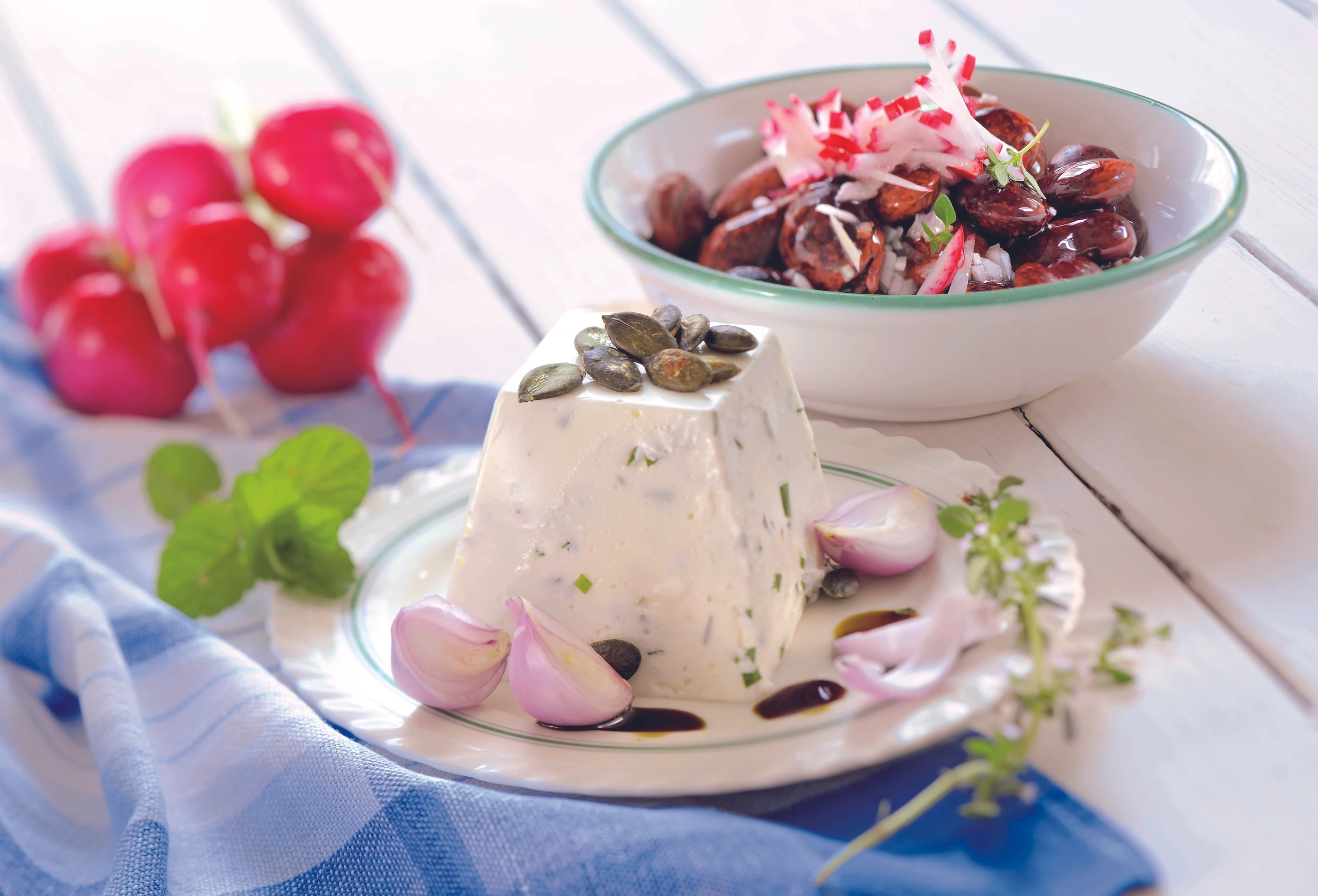 Käferbohnensalat mit Schafkäse-Kräuter-Gupf