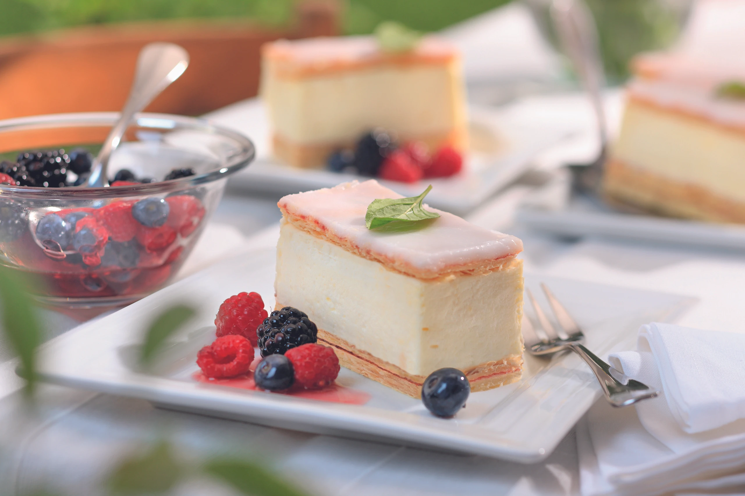 Creme Schnitte mit Beeren