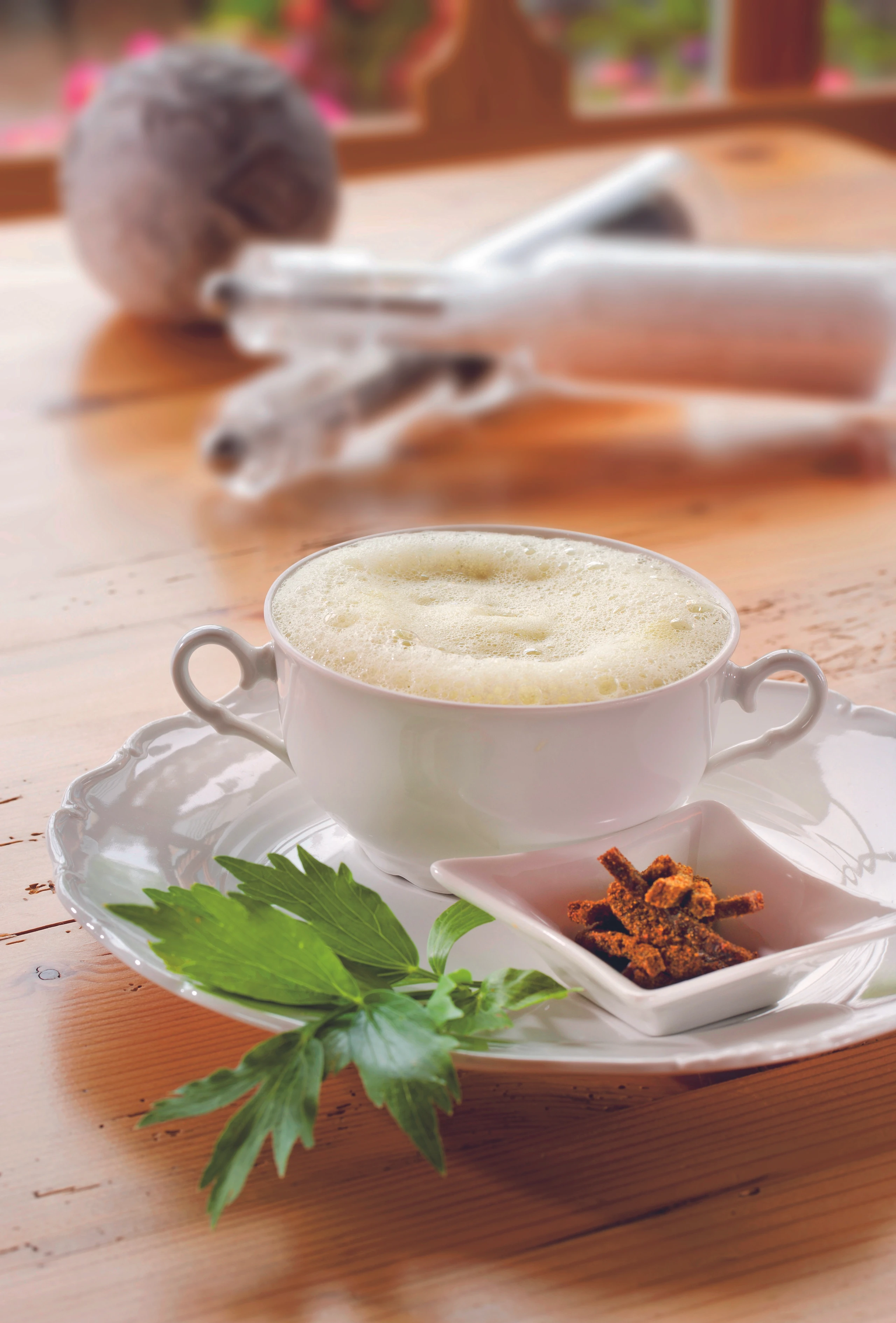 Liebstöckel-Selleriesuppe mit Pumpernickel