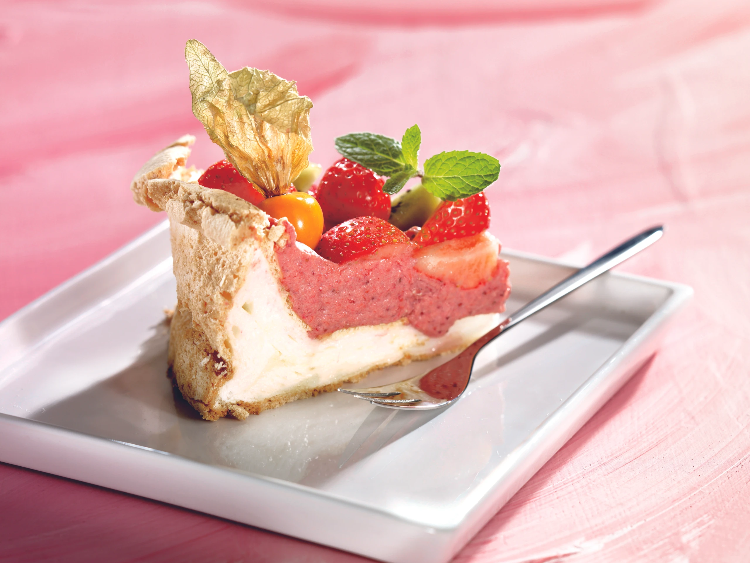 Schneetorte mit Erdbeercreme