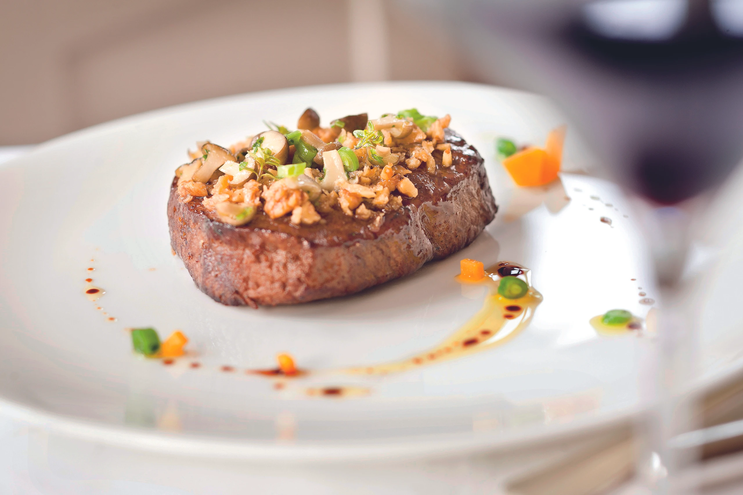 Überbackenes Rindsfilet mit Nüssen und Bohnen