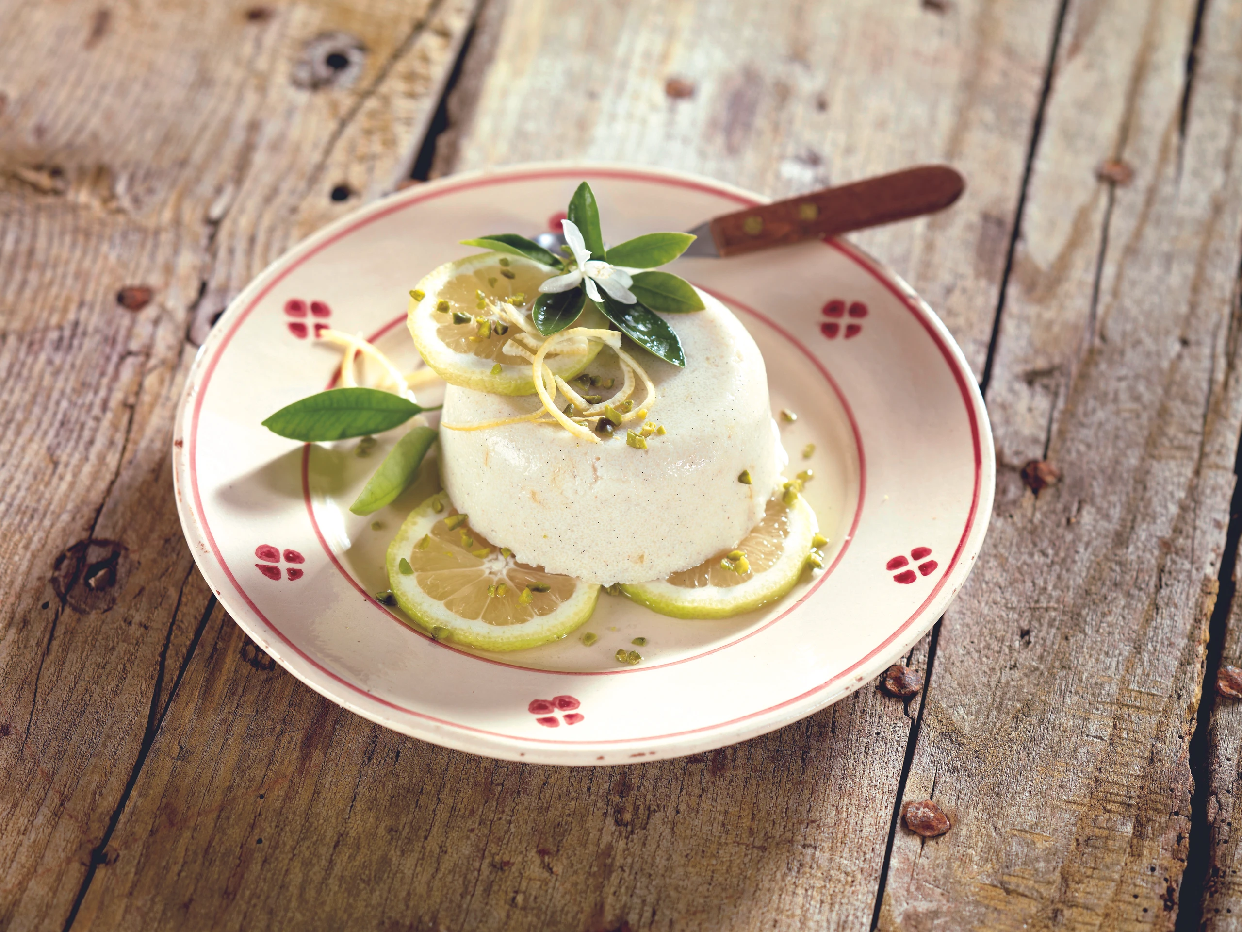 Grießflammeri mit süßen Zitronenscheiben