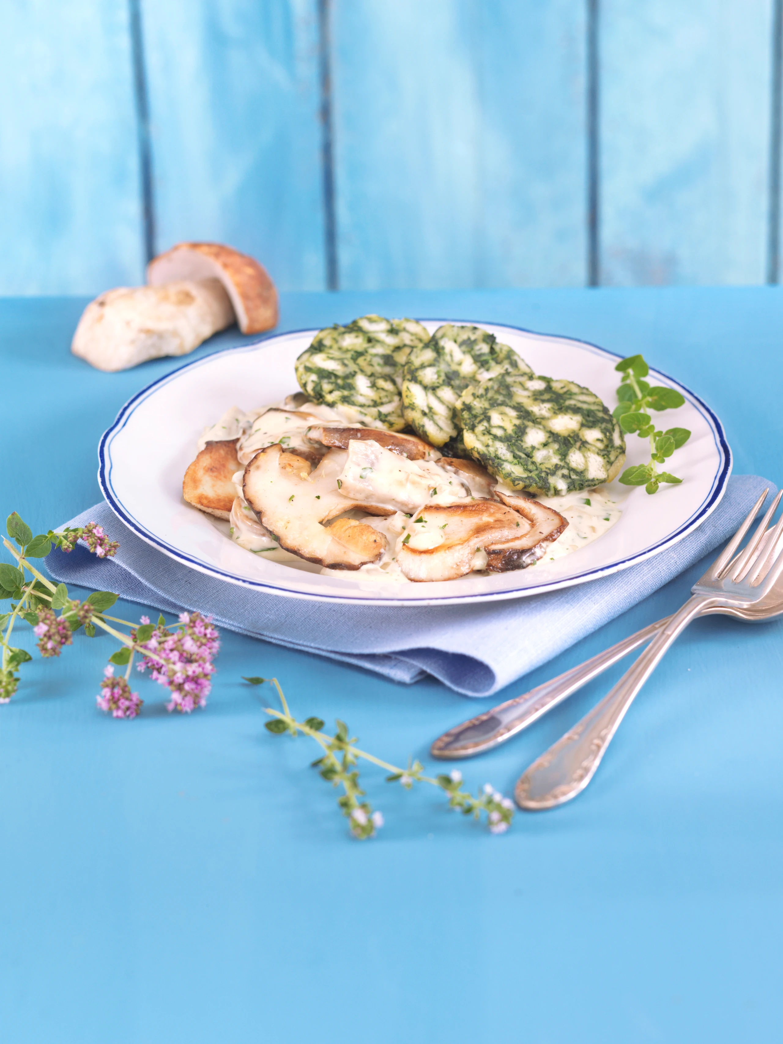 Steinpilze in Rahmsauce mit Spinat-Serviettenknödeln