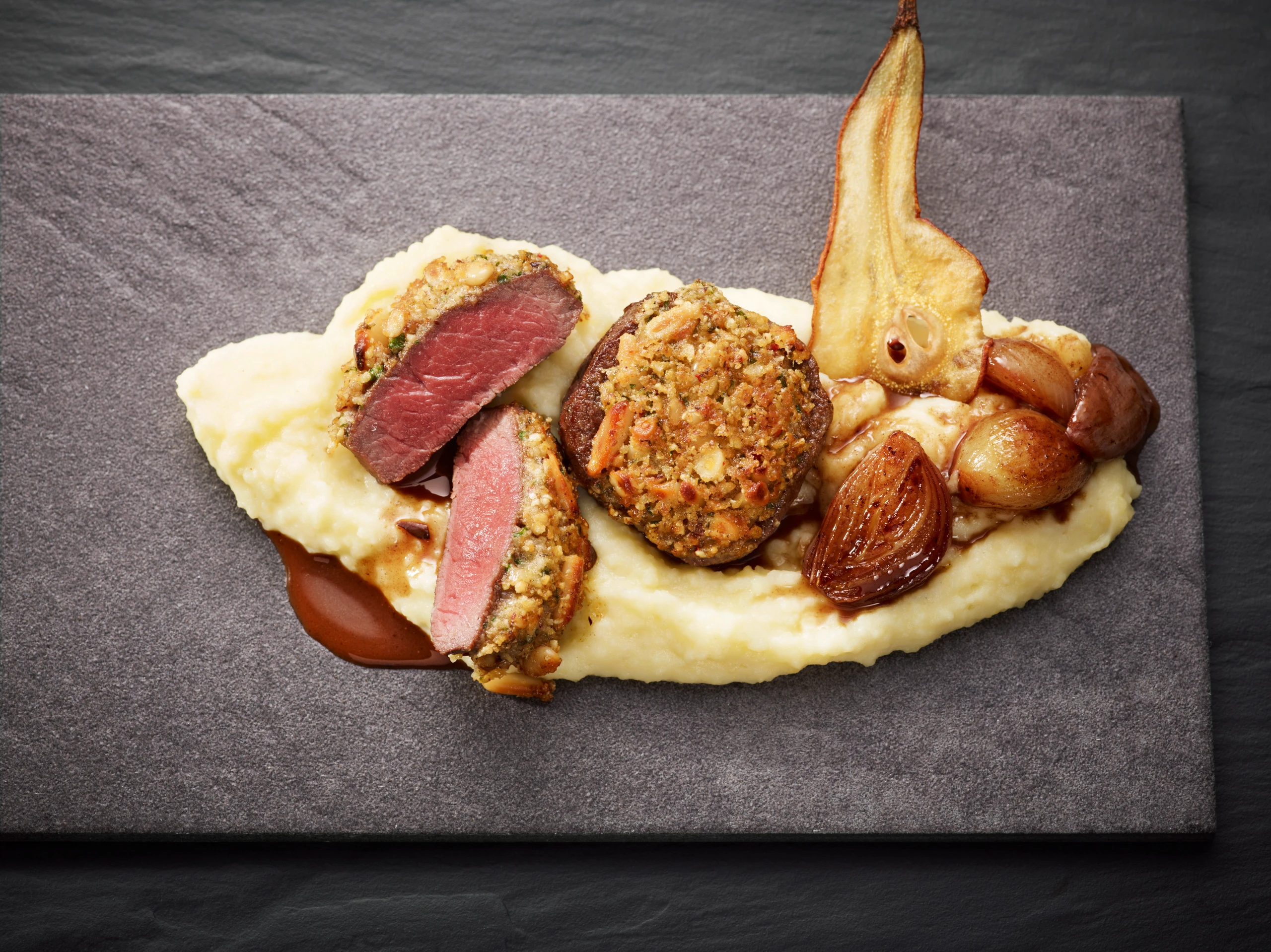 Hirschkalbsmedaillons mit Nusskruste