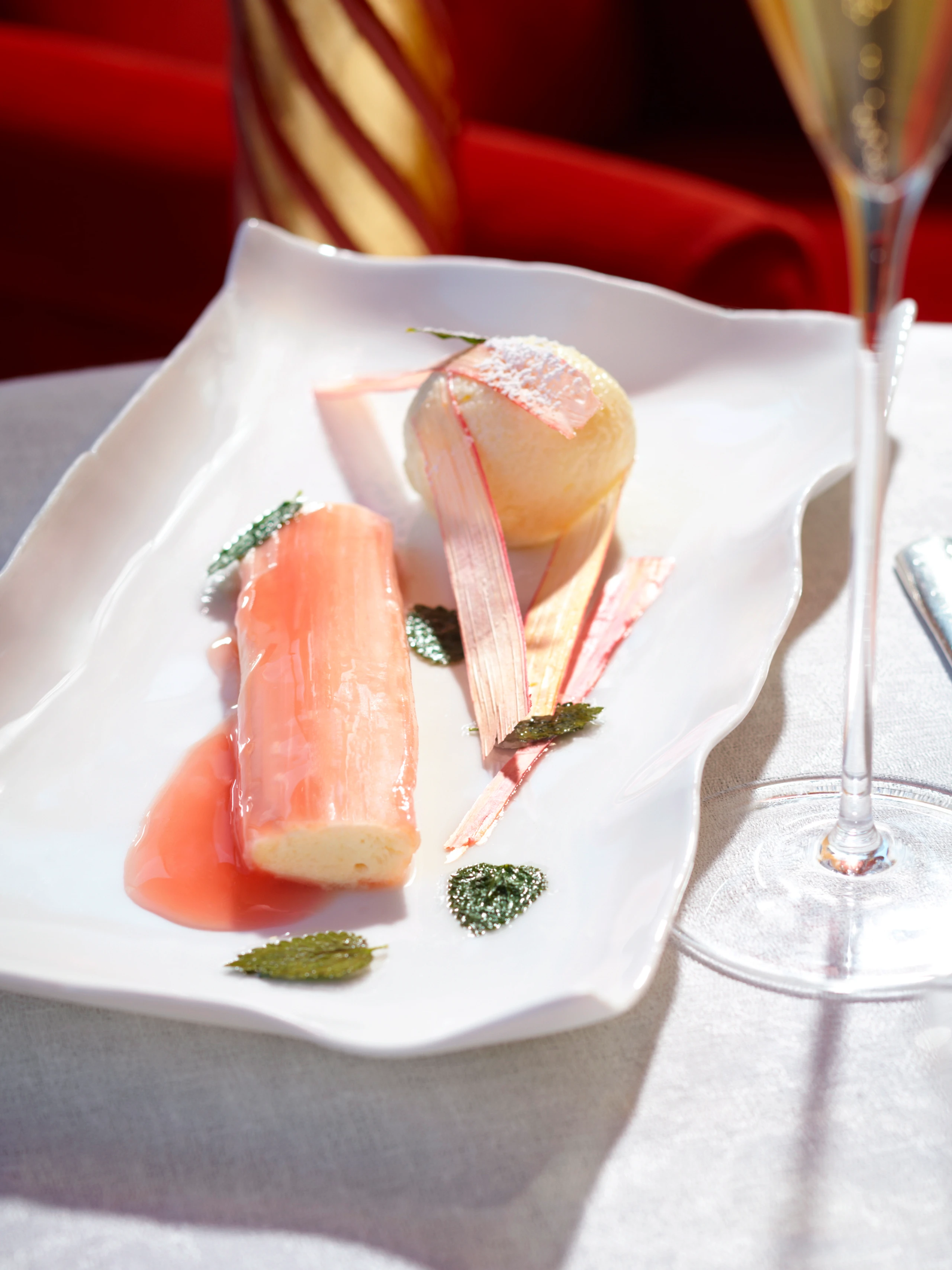 Geeister Rhabarber mit Topfenknödel