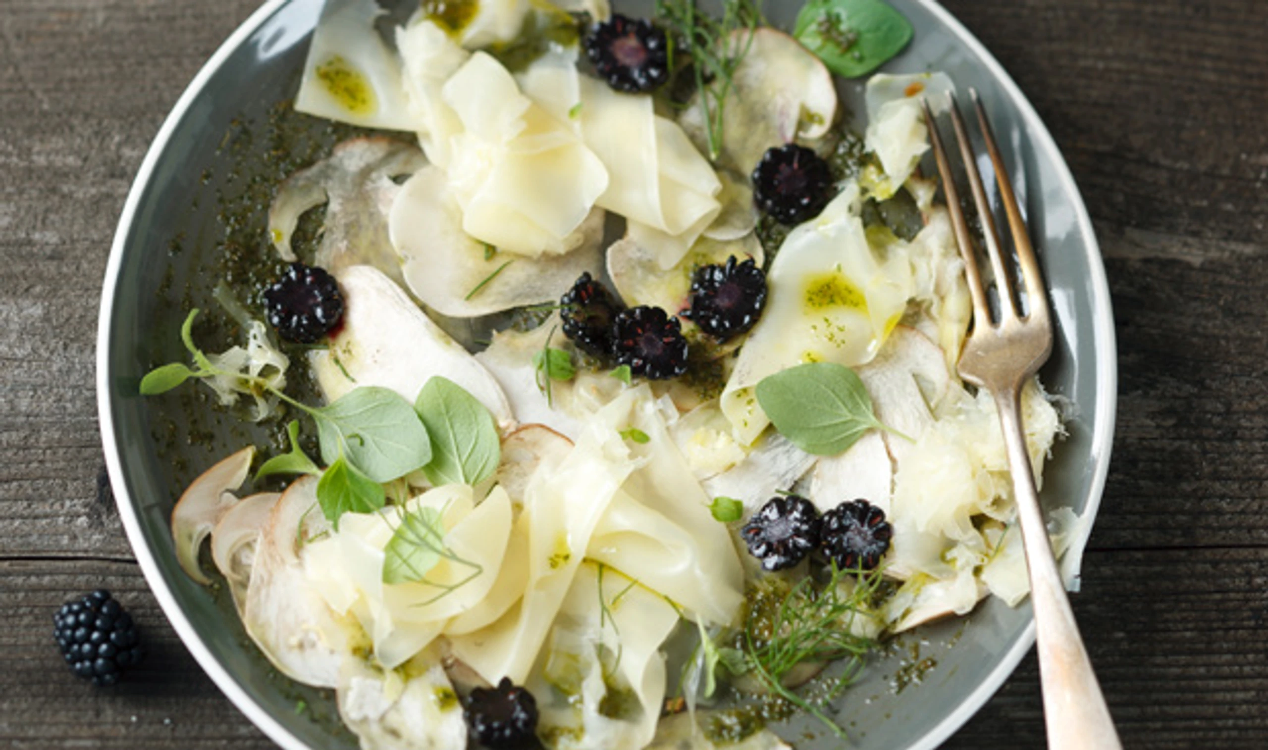 Steinpilz-Käse-Carpaccio mit Dill-Nuss-Pesto