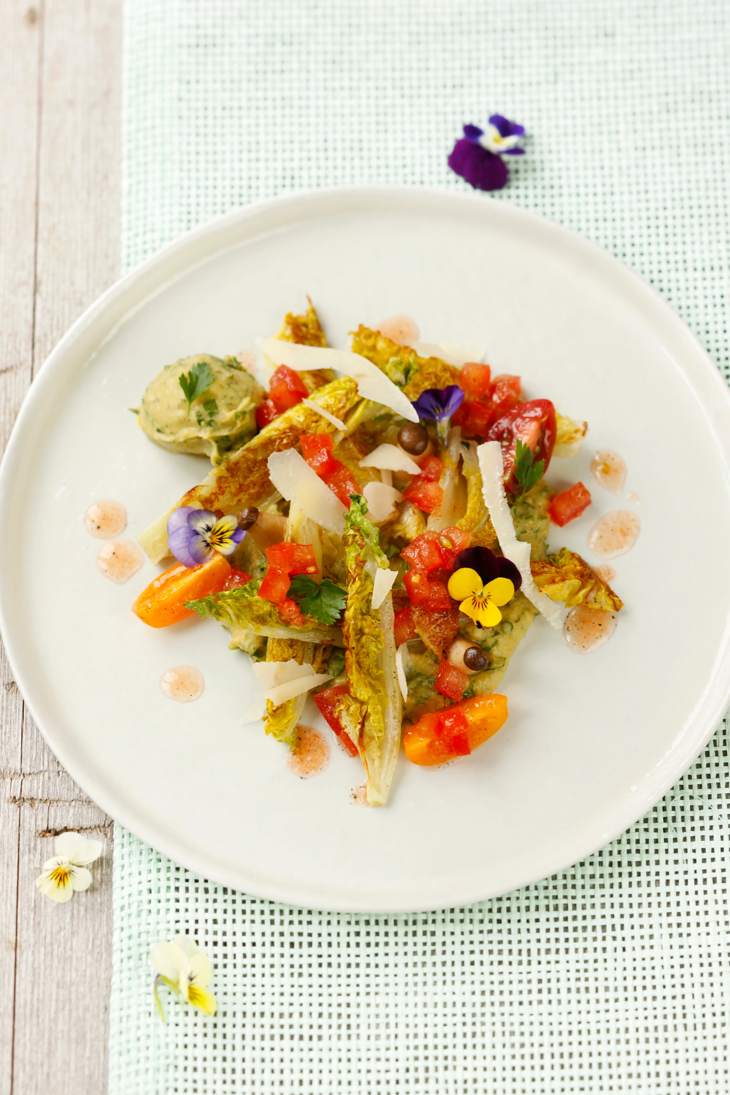 Salatherzen auf Kräuterhummus