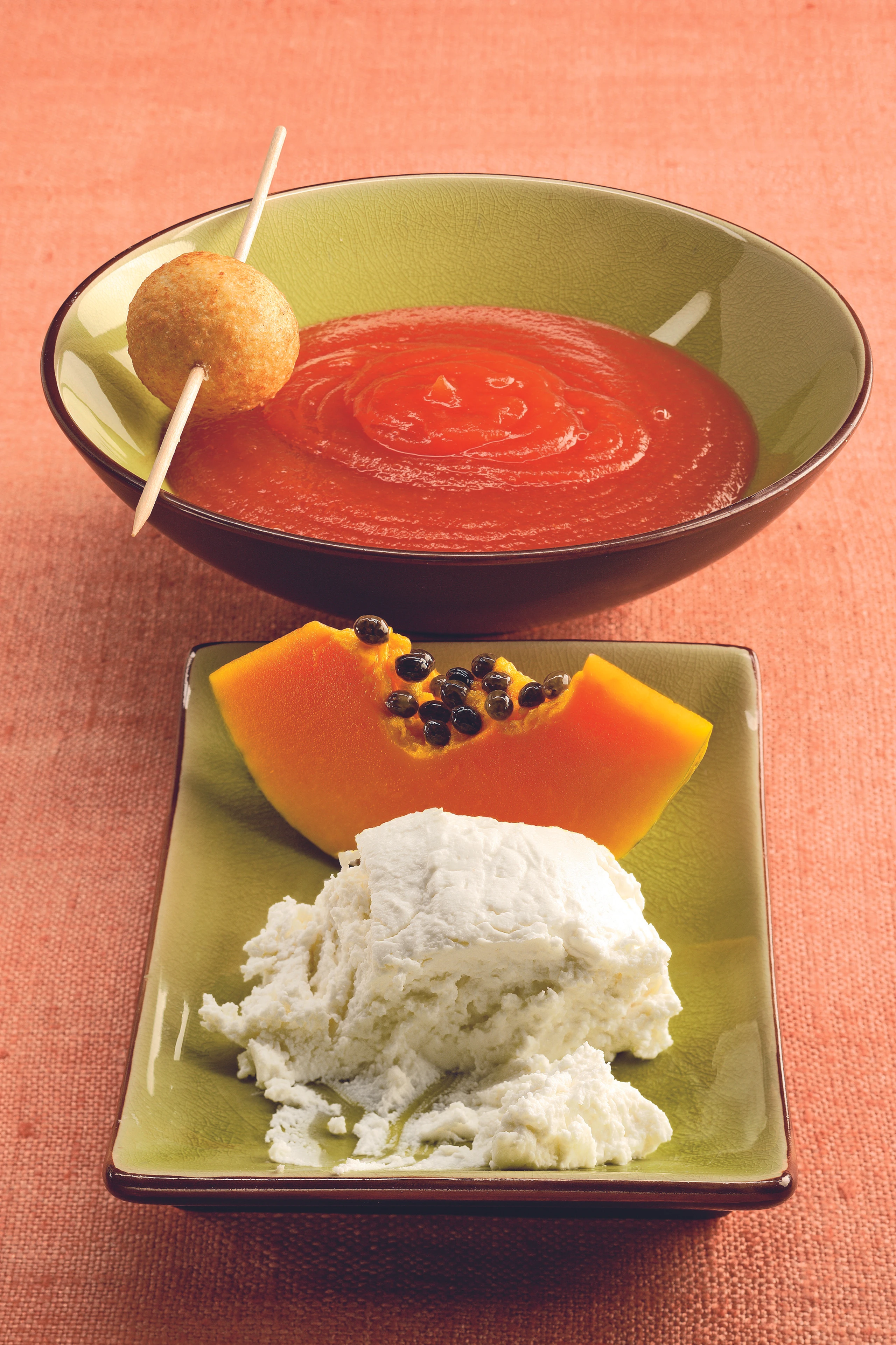 Kalte Papayasuppe mit Ziegenkäsebällchen