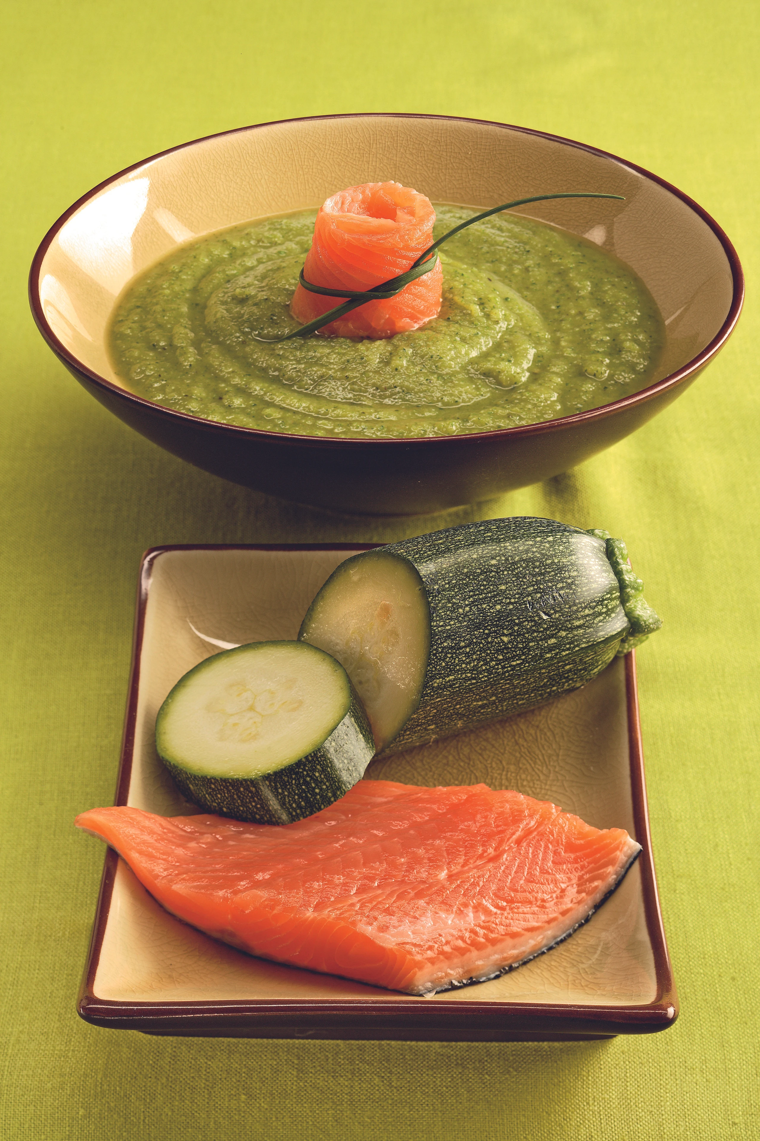 Kalte Zucchinisuppe mit Lachsforellenrose