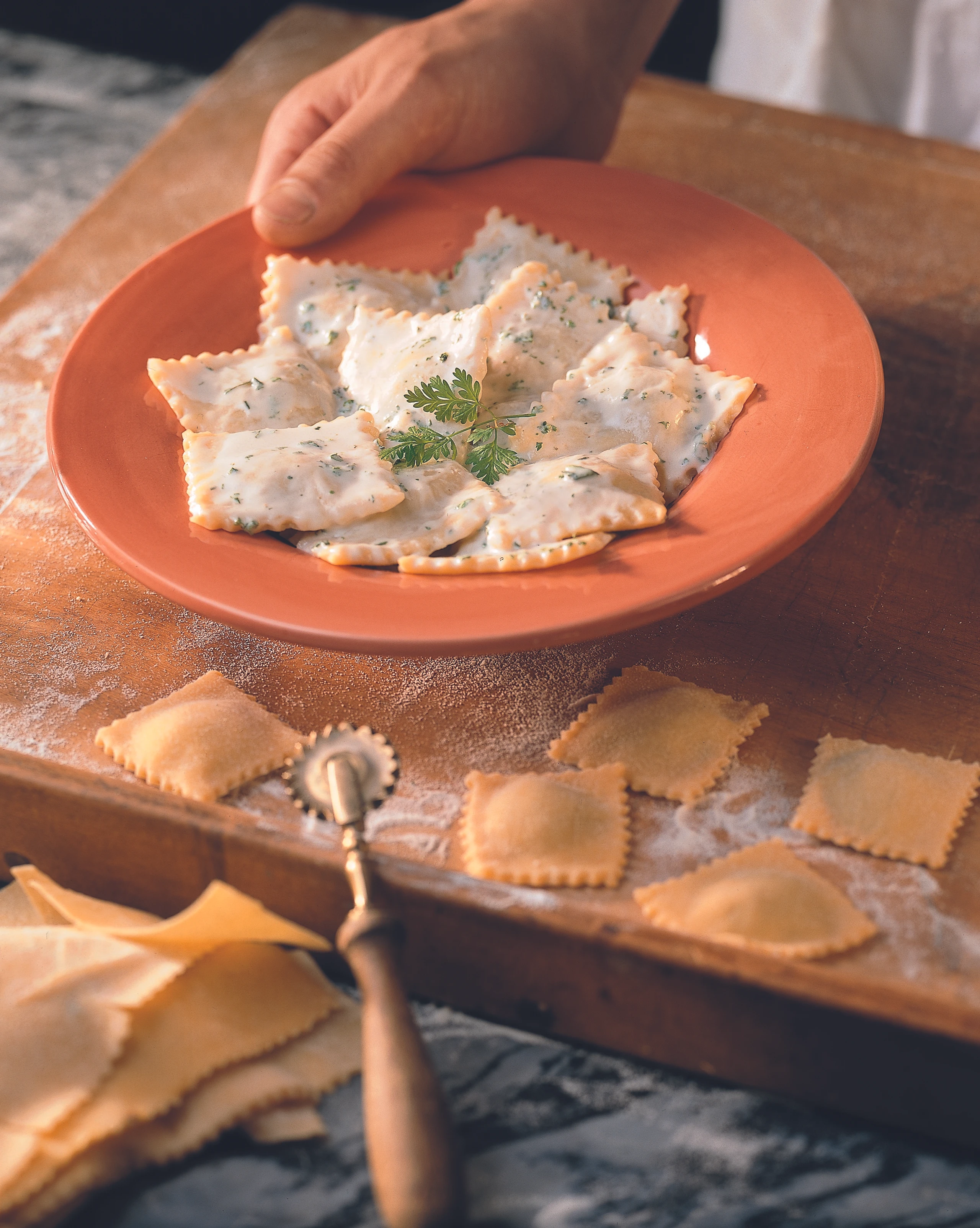 Ravioli mit Spinat-Fleischfülle und Käse-Oberssauce