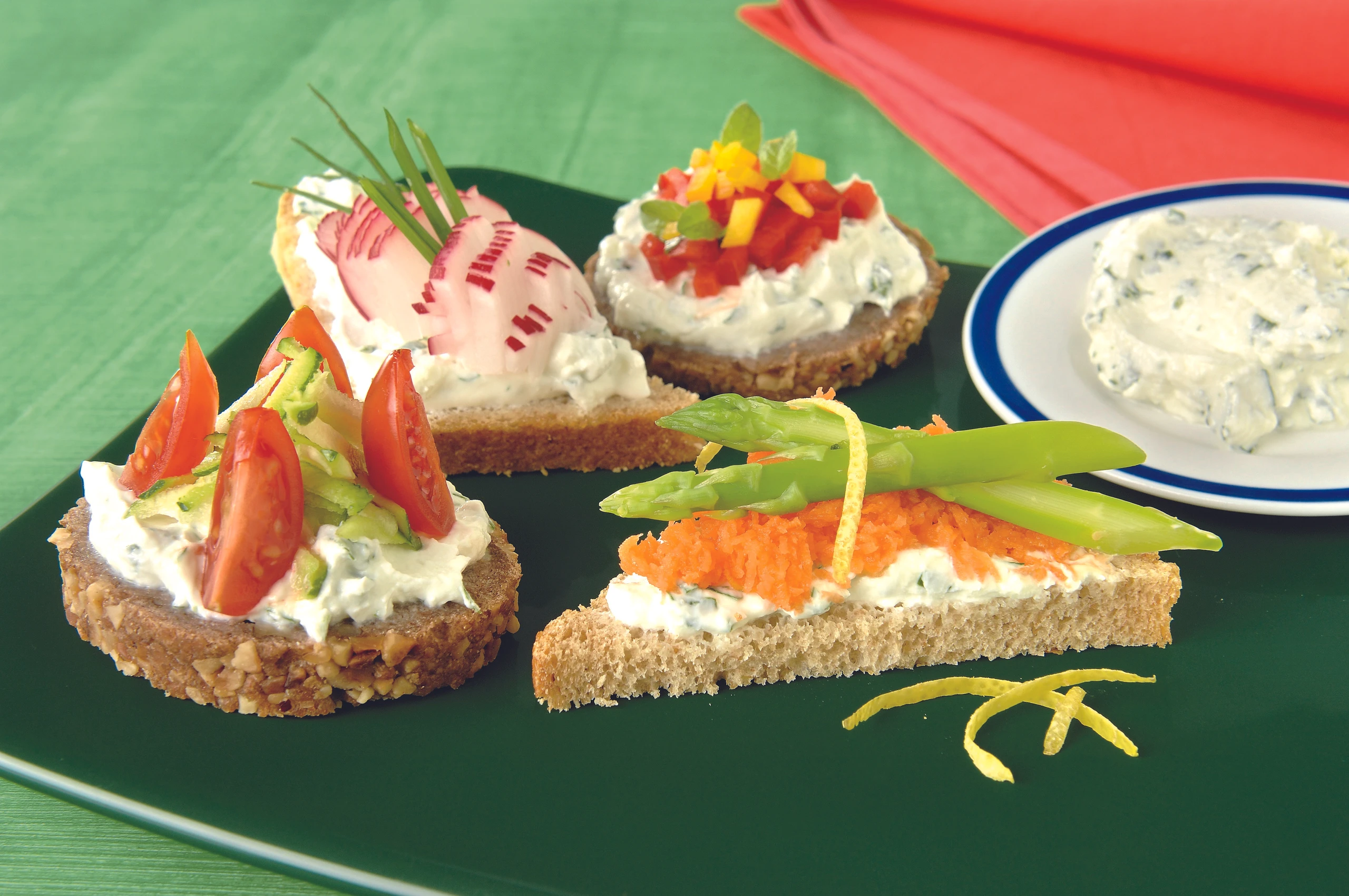 Vitamin-Brötchen mit Kräuteraufstrich