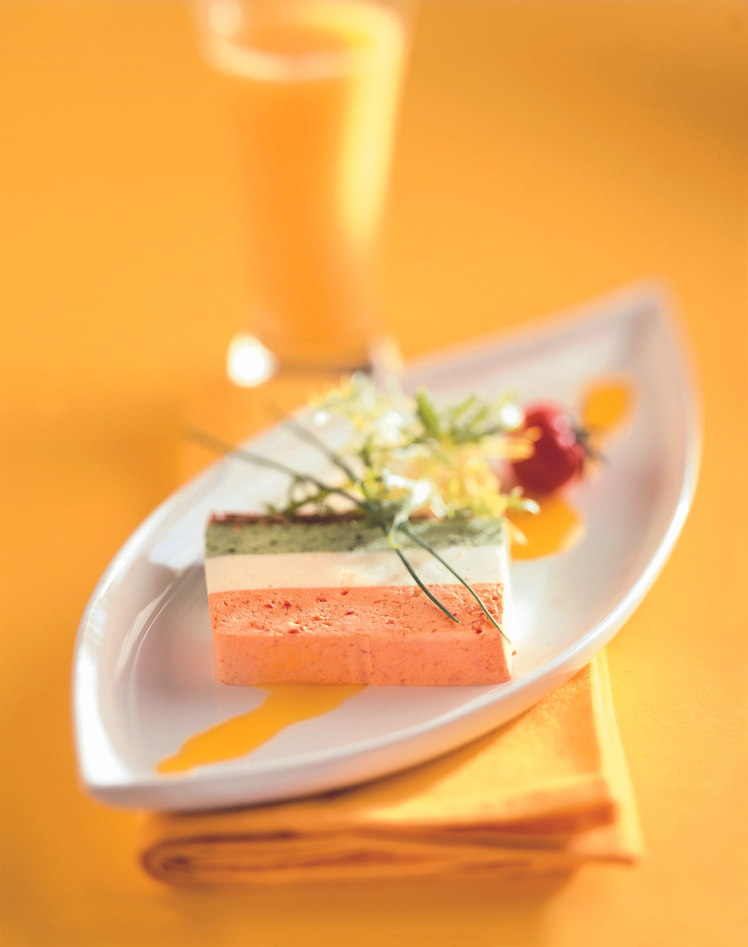 Gemüse-Terrine „Tricolore“ mit Safransauce