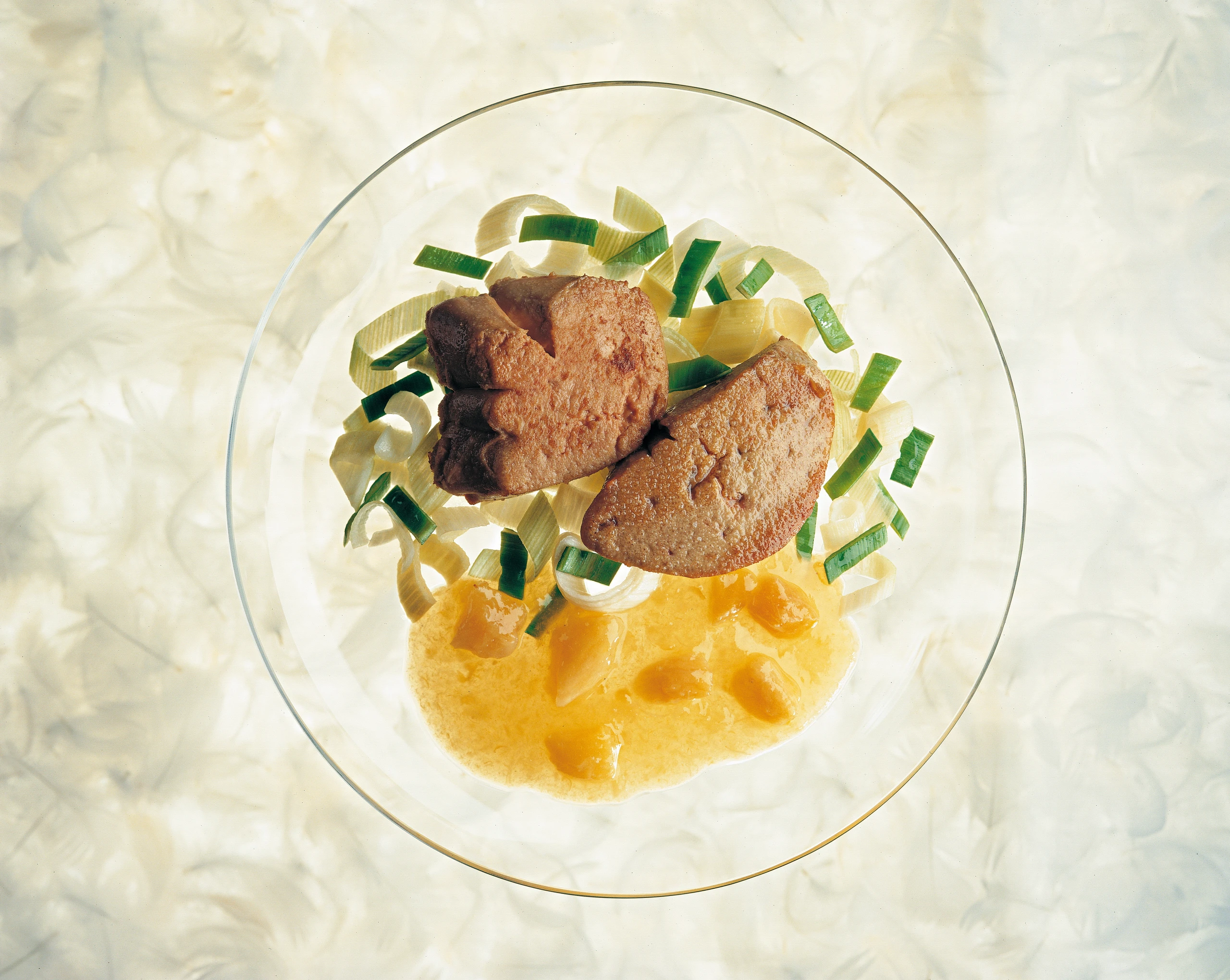 Gebratene Gänseleber auf „geschmolzenen“ Marillen