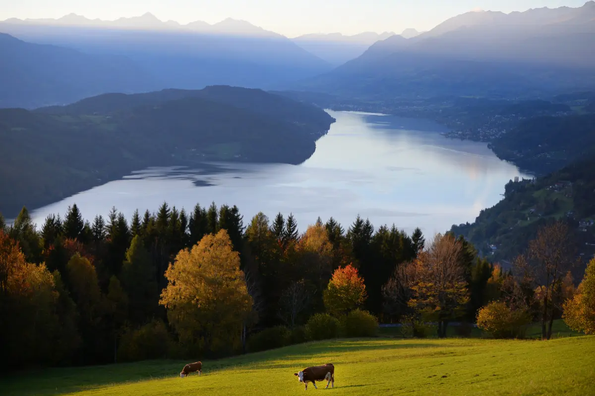 Herbstliche Ansicht vom Millstätter See in Oberkärnten