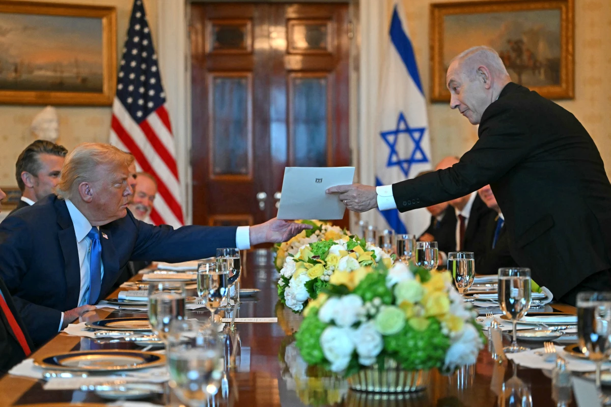 Netanyahu (rechts) überreicht Trump in Washington einen Brief