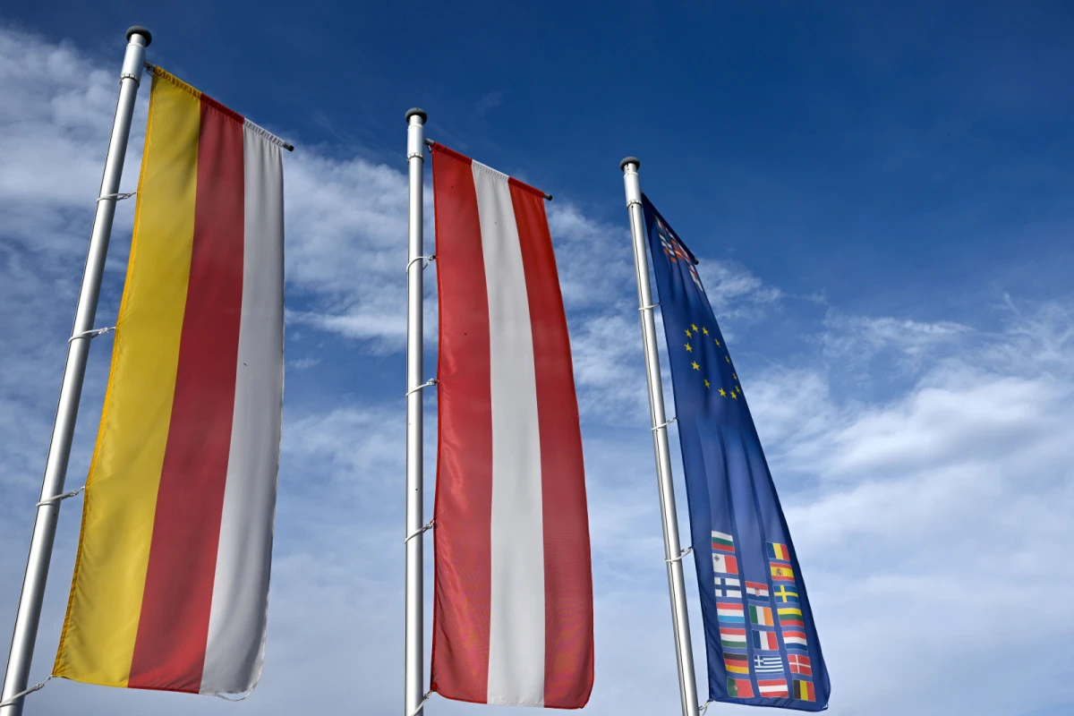 Die Fahnen Kärntens, Österreich und der EU