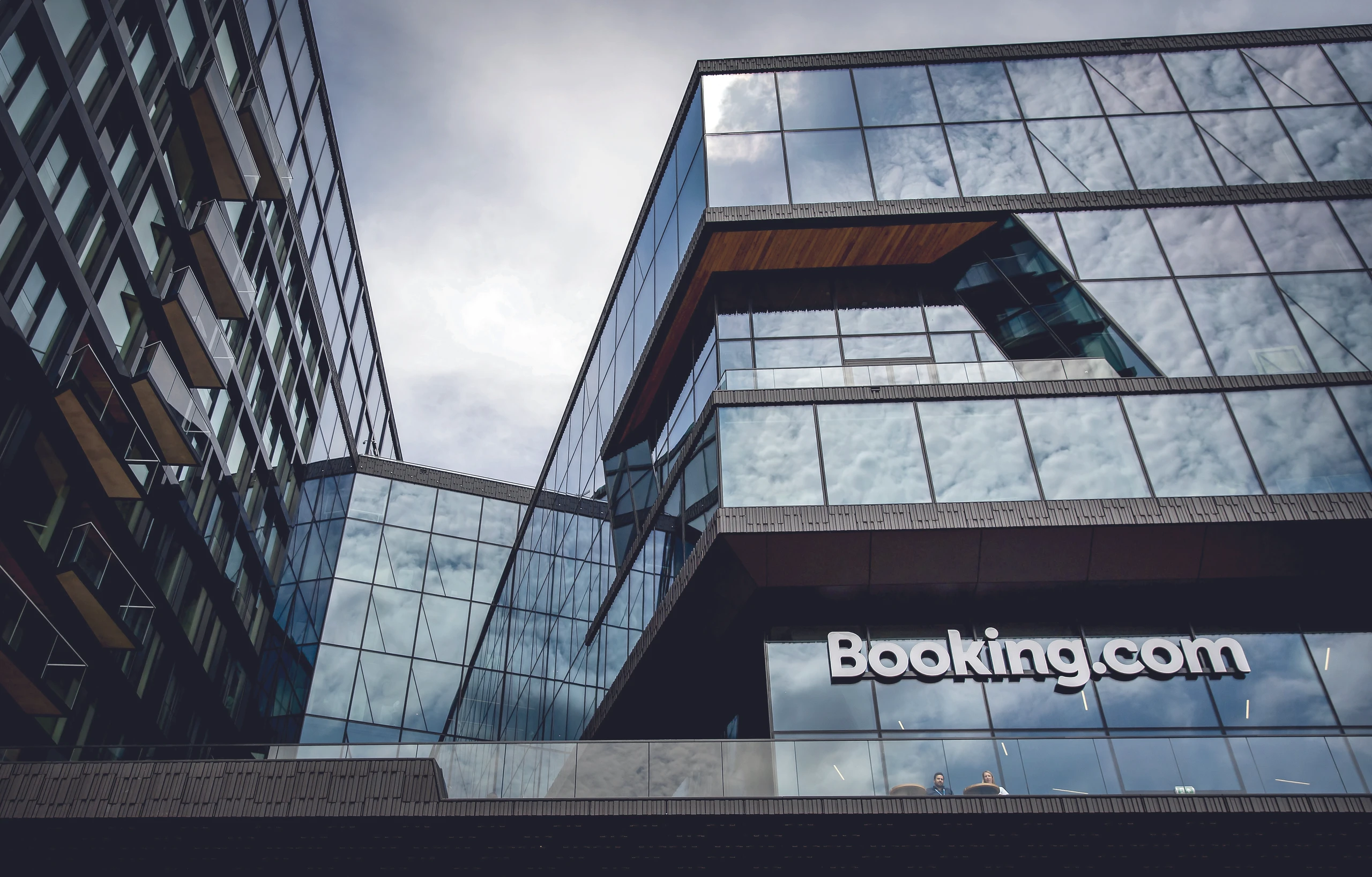 AMSTERDAM - Exterior of the Booking.com headquarters. This international campus of the originally Dutch hotel booking platform offers more than five thousand employees a workplace. ANP KOEN VAN WEEL netherlands out - belgium out - 20230626_PD3696 - Rechteinfo: Rights Managed (RM)