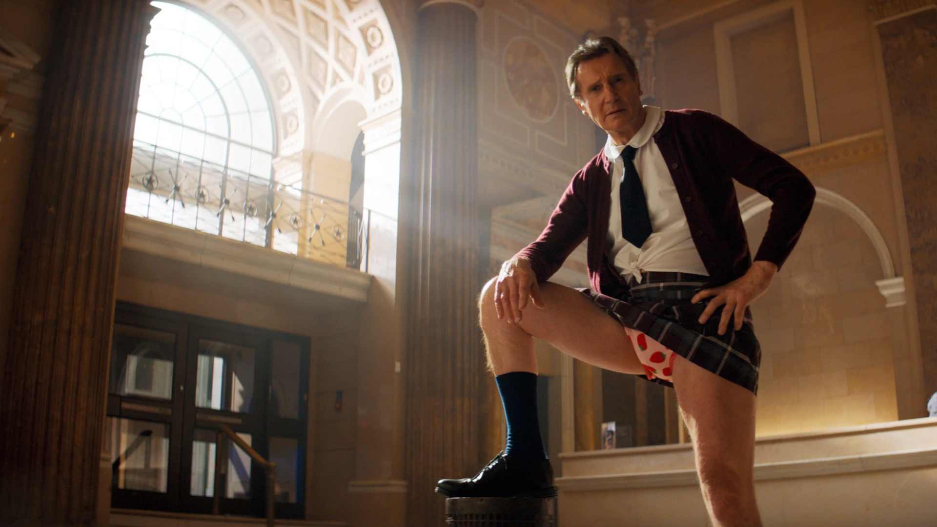 Liam Neeson in Mädchen Schuluniform